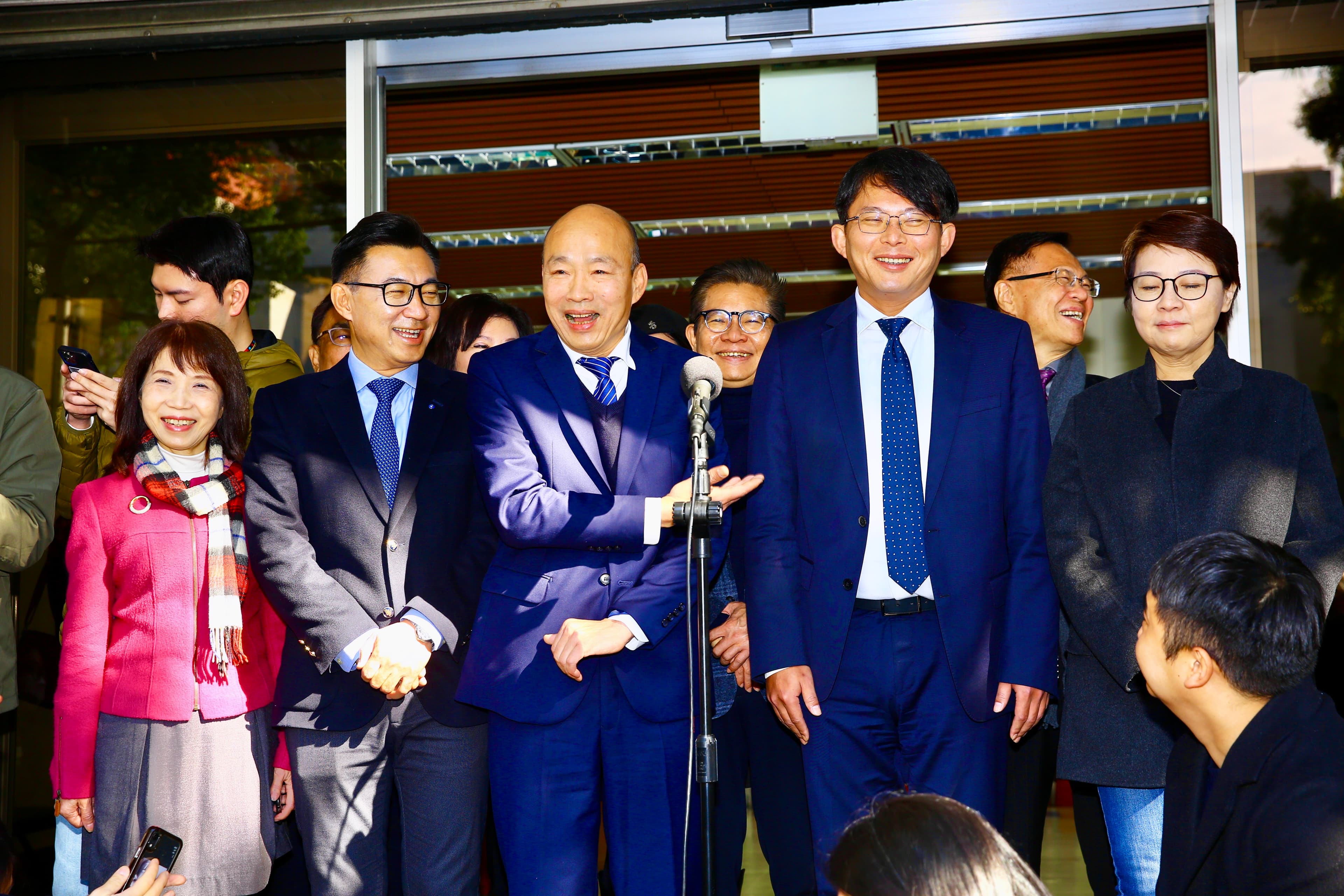 民眾黨團29日先後與國民黨韓國瑜、民進黨游錫堃兩組人馬會面。