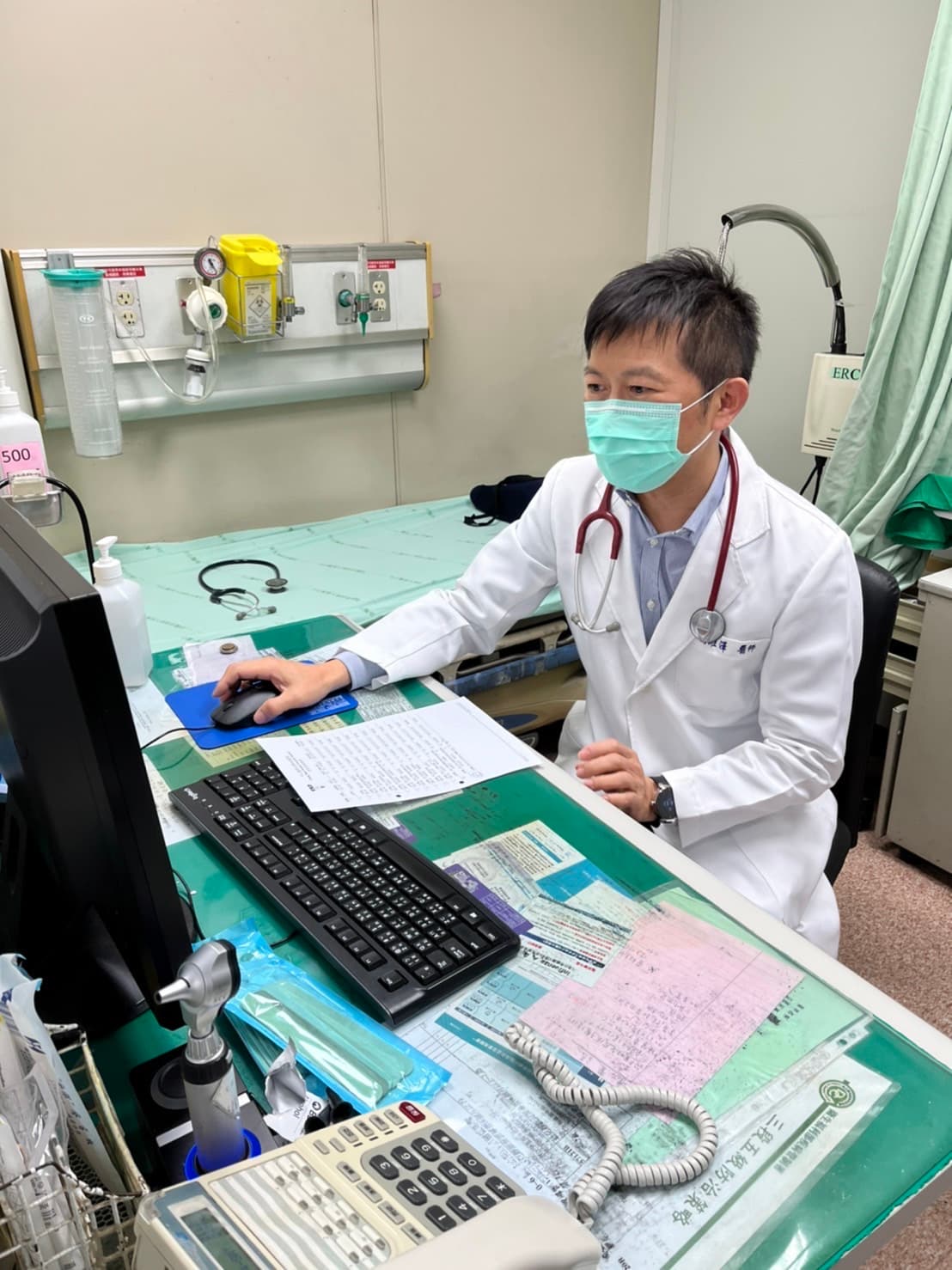 高維澤曾是急診室主任,當醫生18年,他形容過程如走鋼索般戰戰兢兢。(高維澤提供)