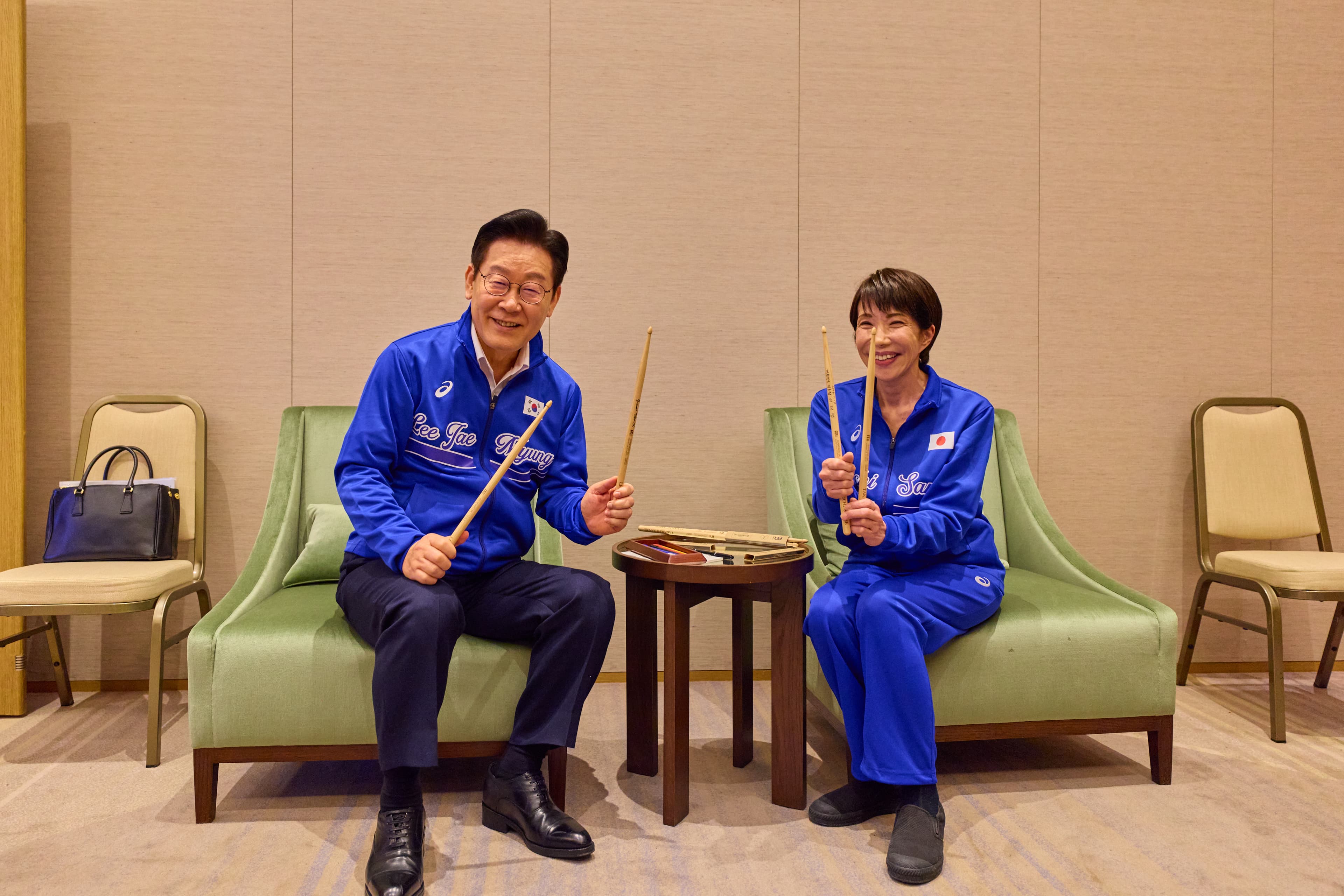 高市早苗與李在明互相交換簽名鼓棒。(翻攝李在明X)
