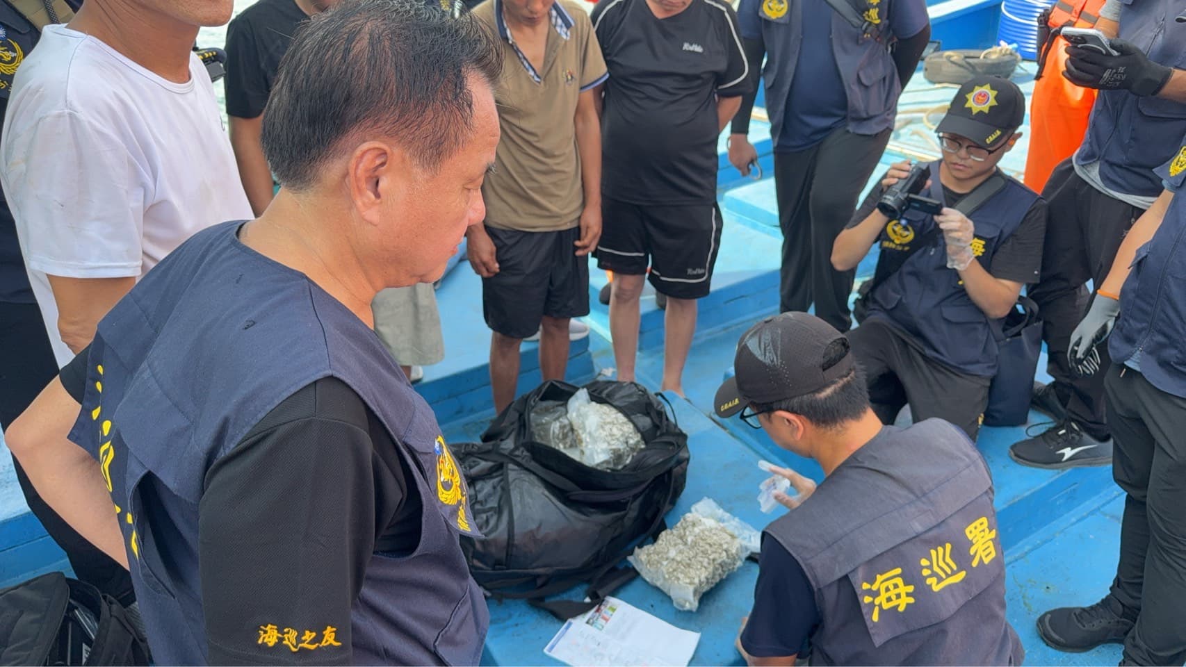 海巡偵查員在甲板上鑑驗毒品。(海巡署提供)