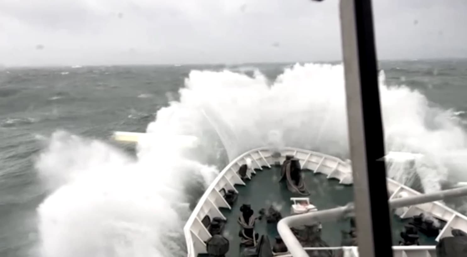 外海風浪相當大。（海巡署提供）