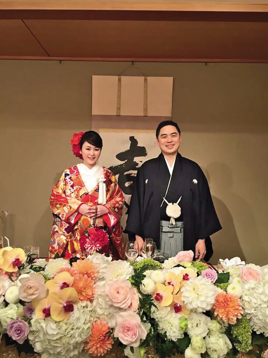 王永慶長孫王泉仁(右)當年與麻衣(左)在日本舉行婚禮。(翻攝自麻衣臉書)