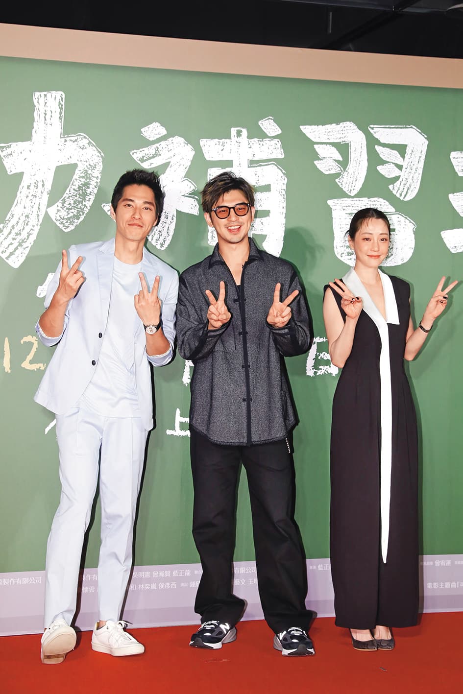 出道27年,藍正龍(左)第一次執導電影《成功補習班》上映時,與演員陳柏霖(中)、 謝欣穎(右)一起出席記者會。