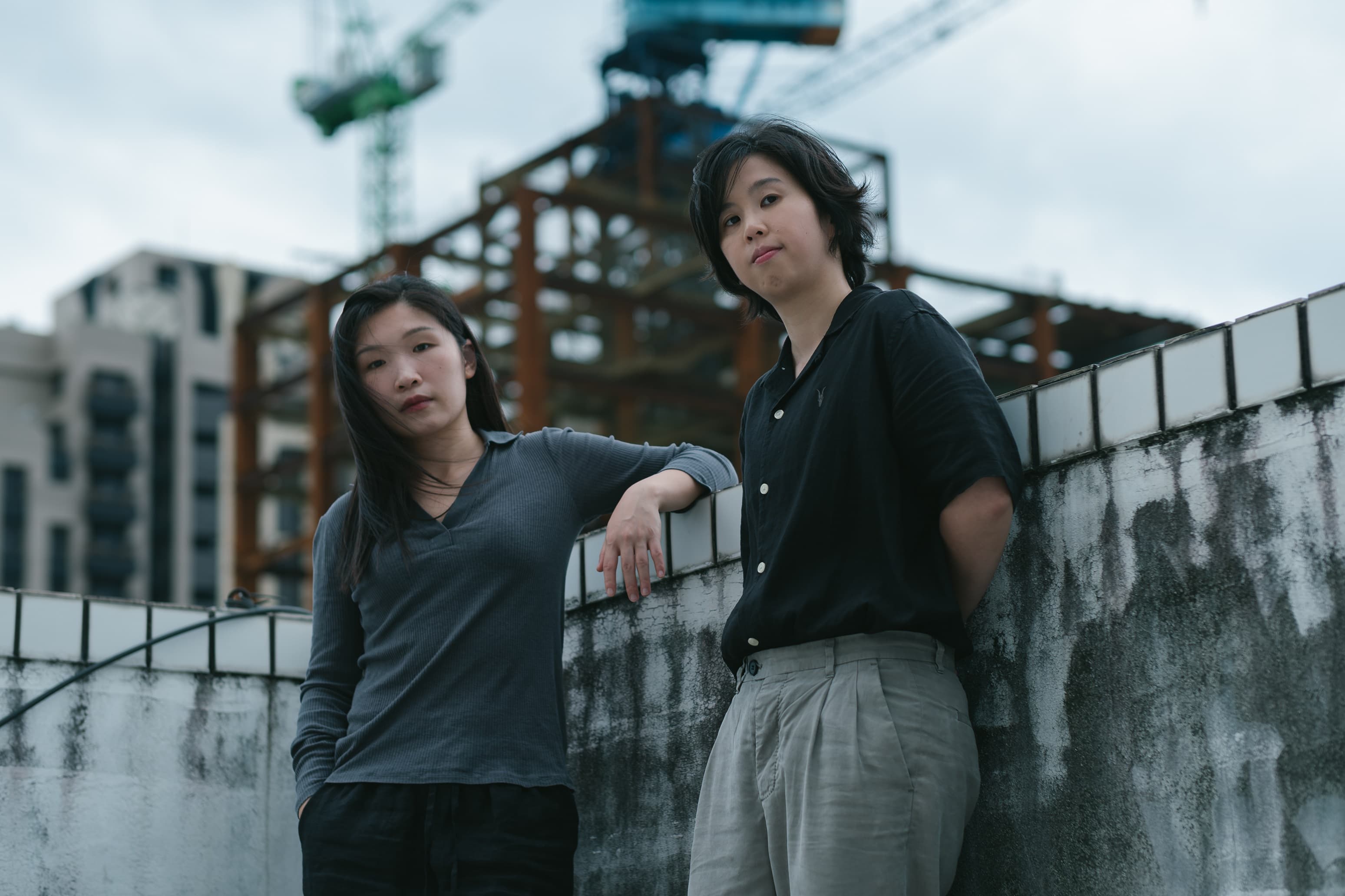 《春行》導演彭紫惠(左)和王品文(右)獲頒2023聖賽巴斯提安影展最佳導演。(今日影像藝術有限公司提供)