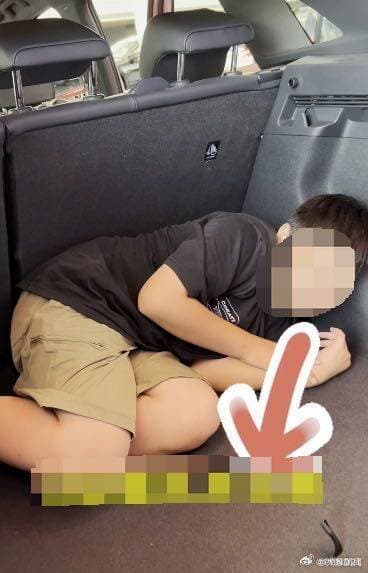 1名女子控訴,孩子與生父一家出遊卻只能與嬰兒車擠在後車廂。(翻攝自微博@大象新聞)