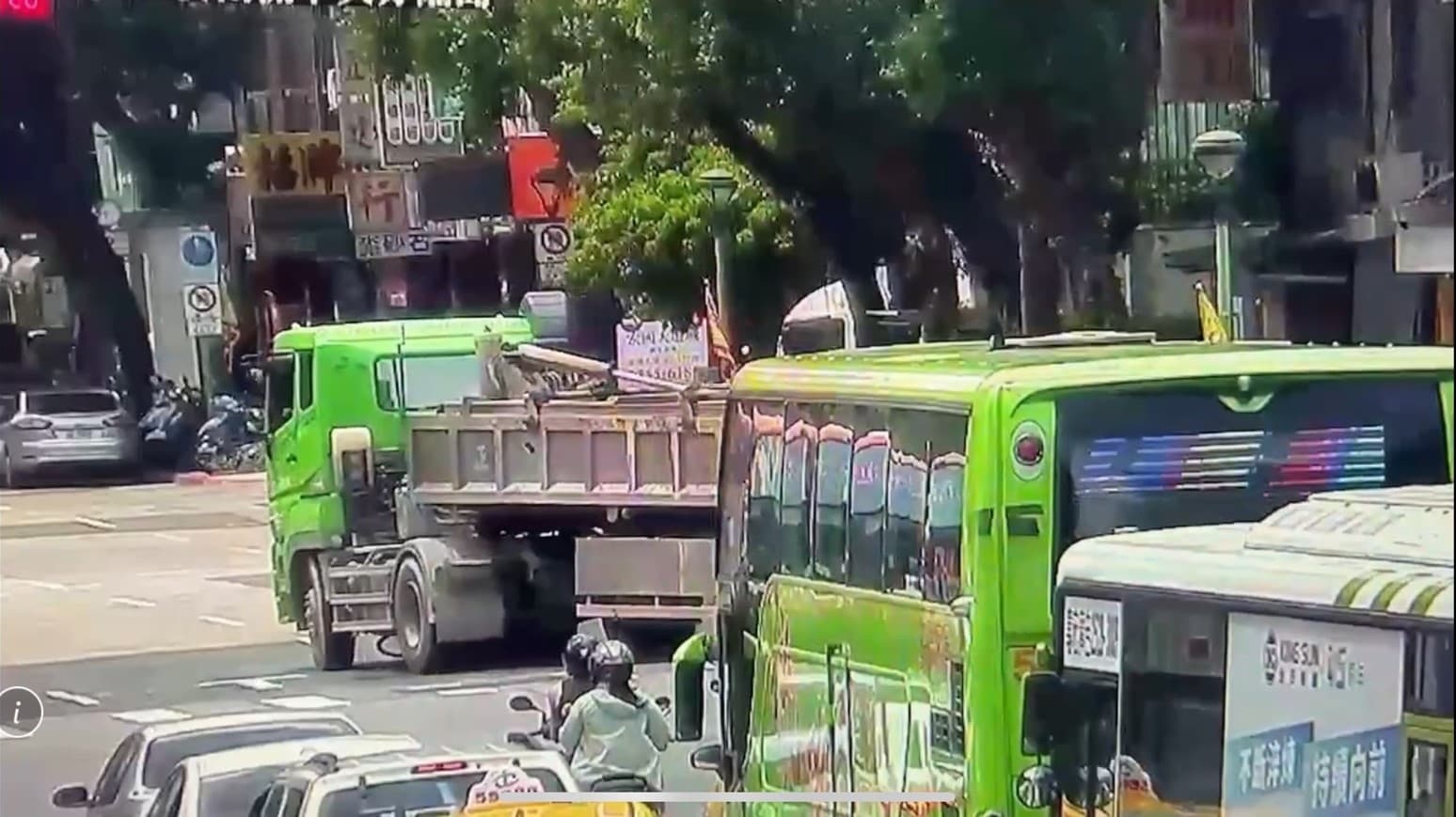 砂石車在路口右轉時雖車速不快,但右前車頭與單車發生碰撞肇事。(翻攝畫面)