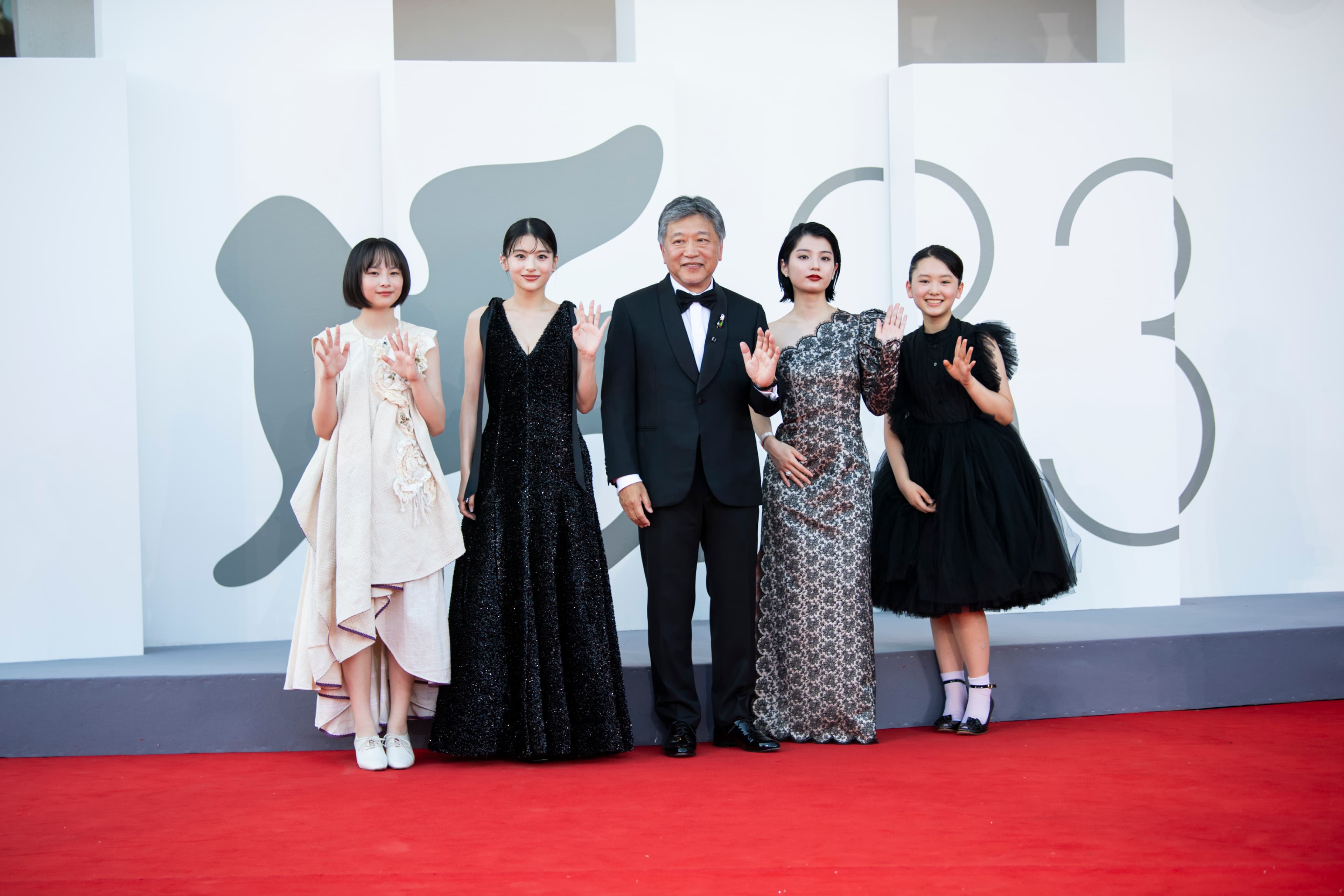 演員七瀨楓莉、出口夏希、導演是枝裕和、蒔田彩珠、岡田六花,九月為電影《驀然回首》現身威尼斯影展紅毯。(東方IC提供)