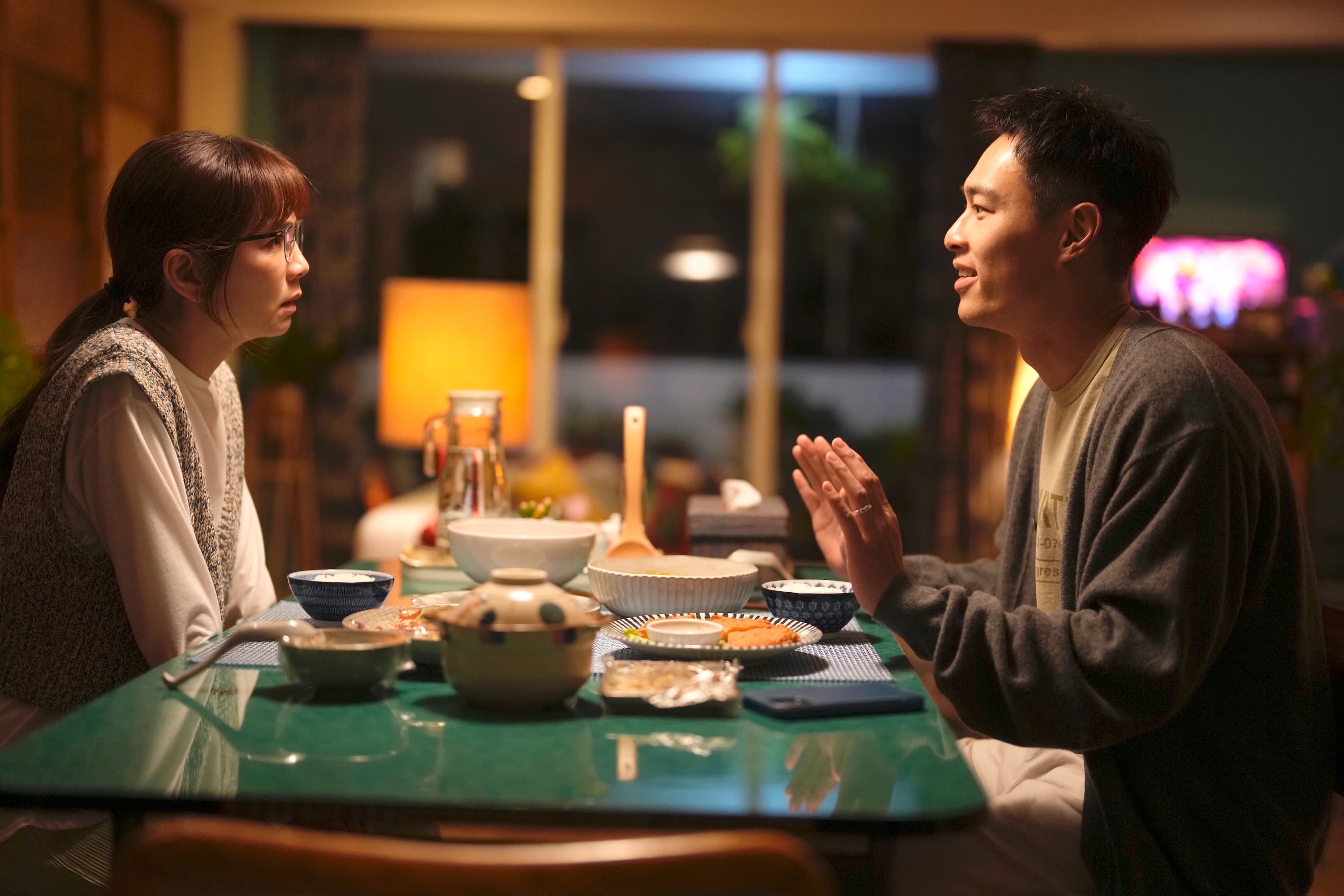 愛妻暖男楊祐寧講笑話逗老婆Ella陳嘉樺開心。(壹壹影業提供)