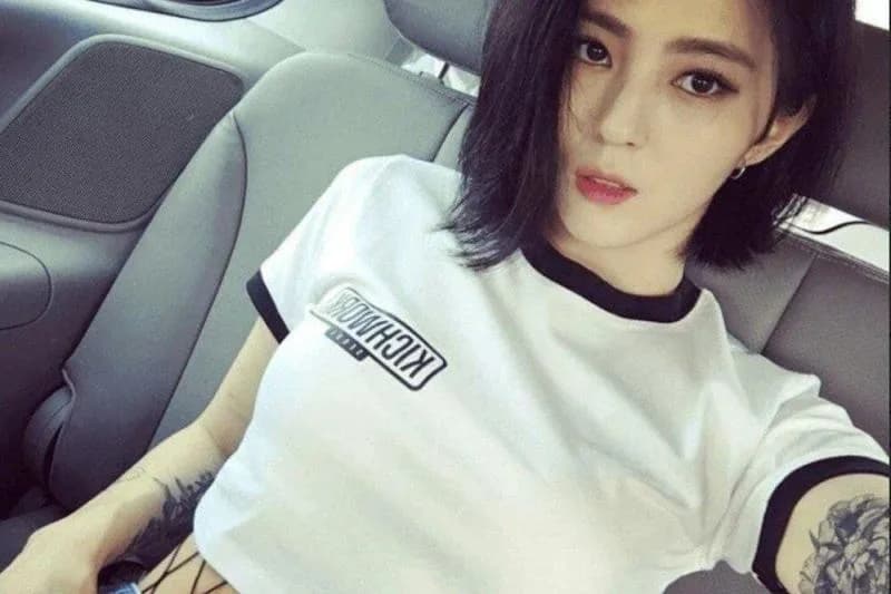 韓韶禧身上曾有許多刺青,她表示手臂上的刺青是奶奶的生日花,感謝她撫養自己長大。(網路圖片)