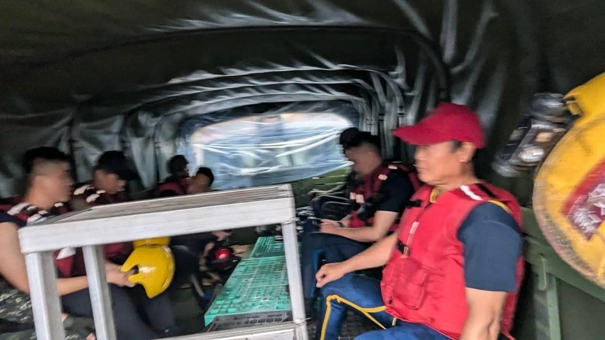 高雄黃蝶翠谷30名小學生受困,警義消前往救援。(翻攝農民代言人_朱信強市議員臉書)
