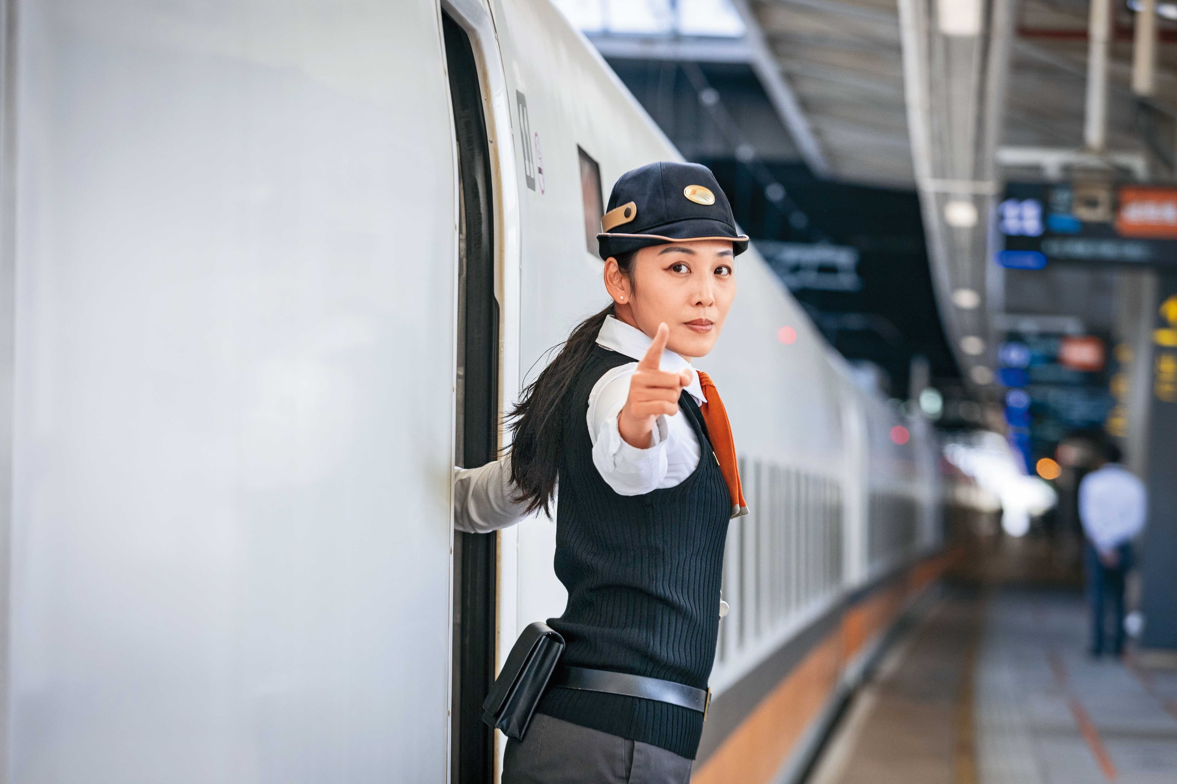 列車準備出站,關門前列車長需進行指差確認。