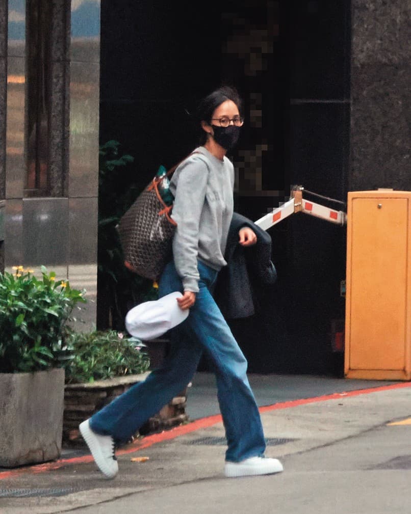 11/24 13:25 本刊之前直擊張鈞甯走出家門,眼神銳利、警覺心十分高。