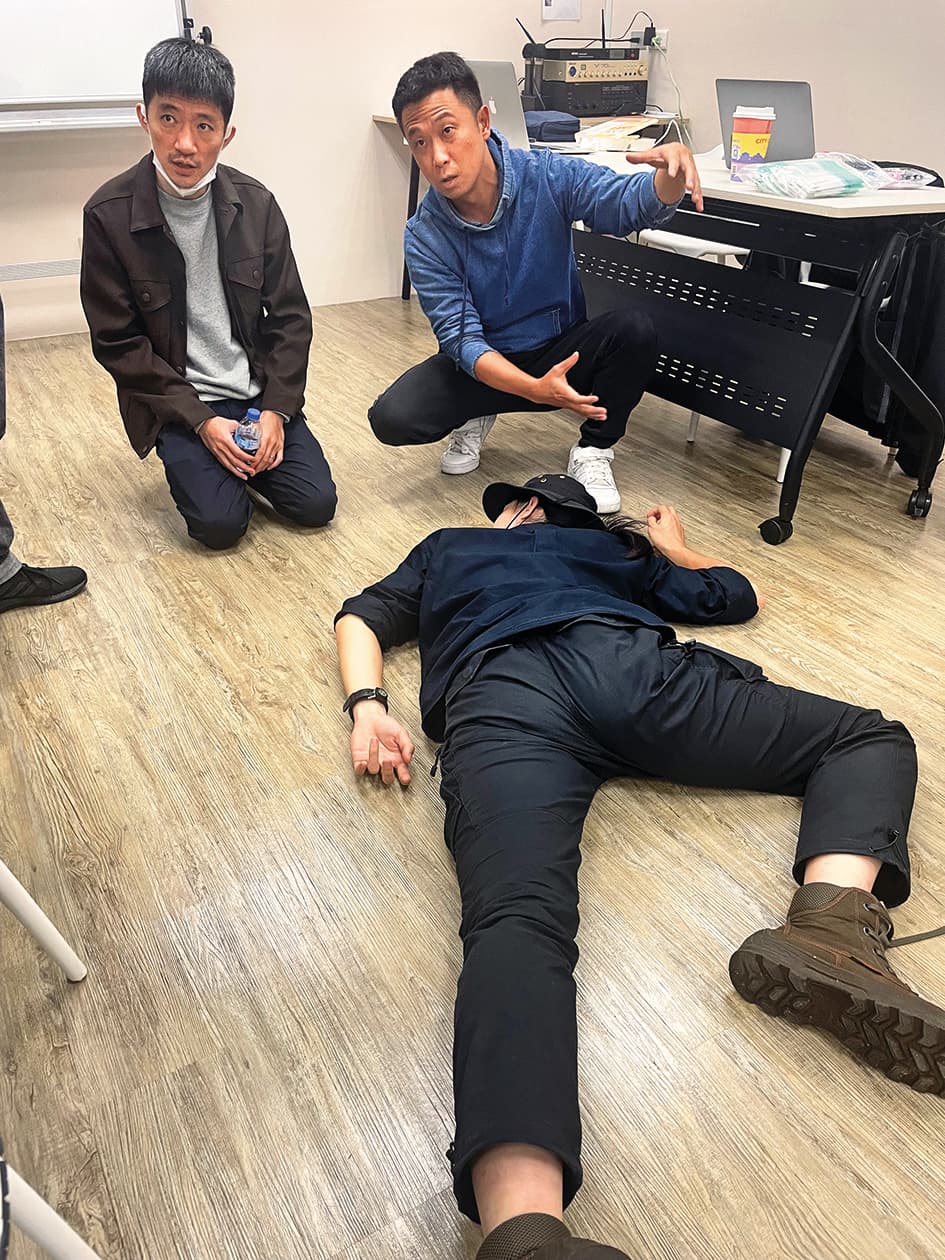 導演徐漢強(後排左)、攝影指導周宜賢(後排右)與動作指導黃泰維(前)在讀本時拆解設計動作。(牽猴子提供)