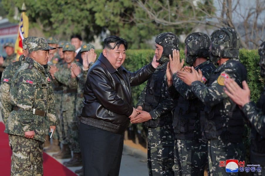 金正恩為士兵們打氣。(翻自gahalog.2chblog.jp)