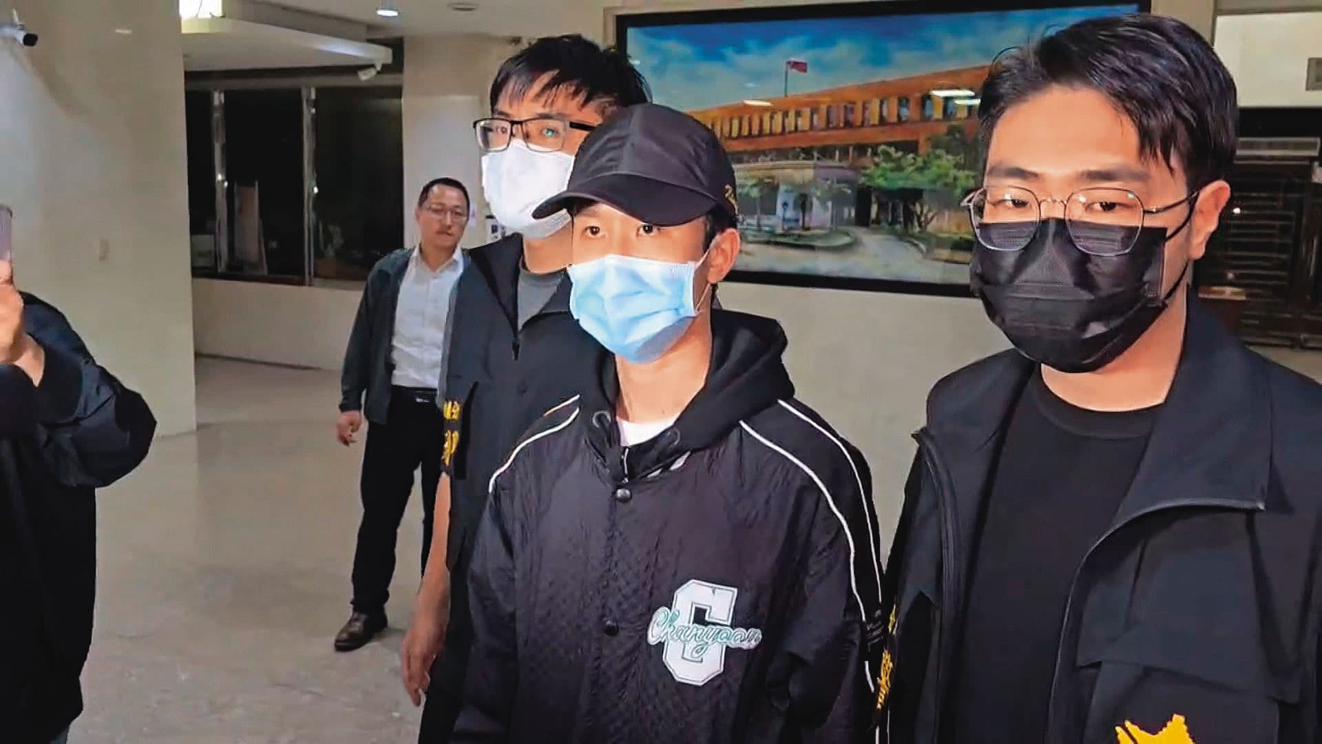 代班的越南籍廚師(右2)疑誤用需銷毀的粿條釀禍,被檢方列為被告。(鏡新聞提供)