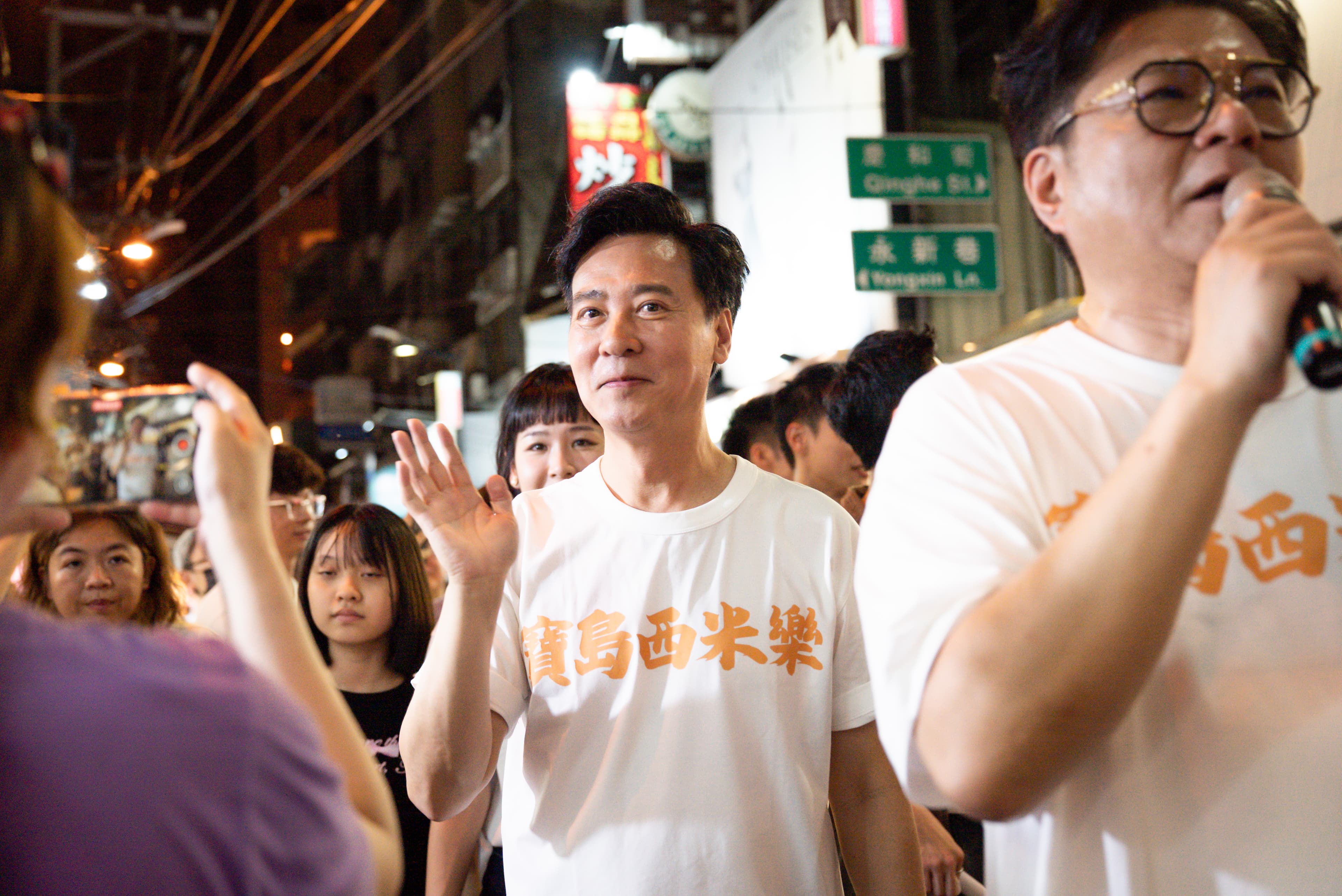 尹昭德驚喜收到粉絲獻花。(台視提供)