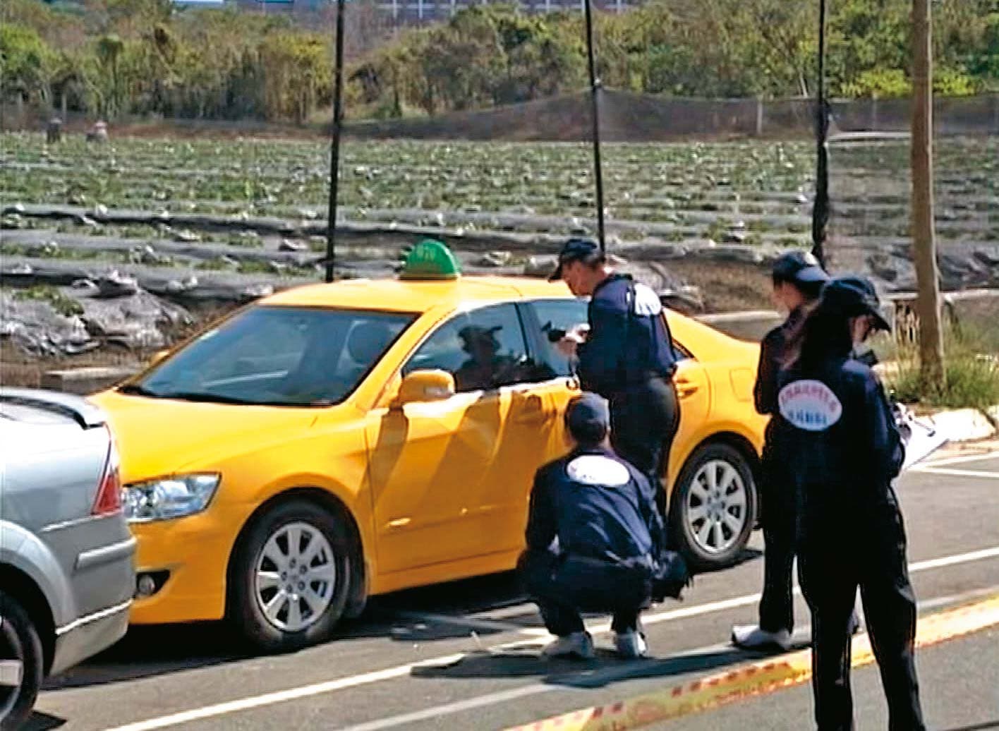 姓運匠慘死計程車上,警方獲報後到場採證。(東森新聞提供)