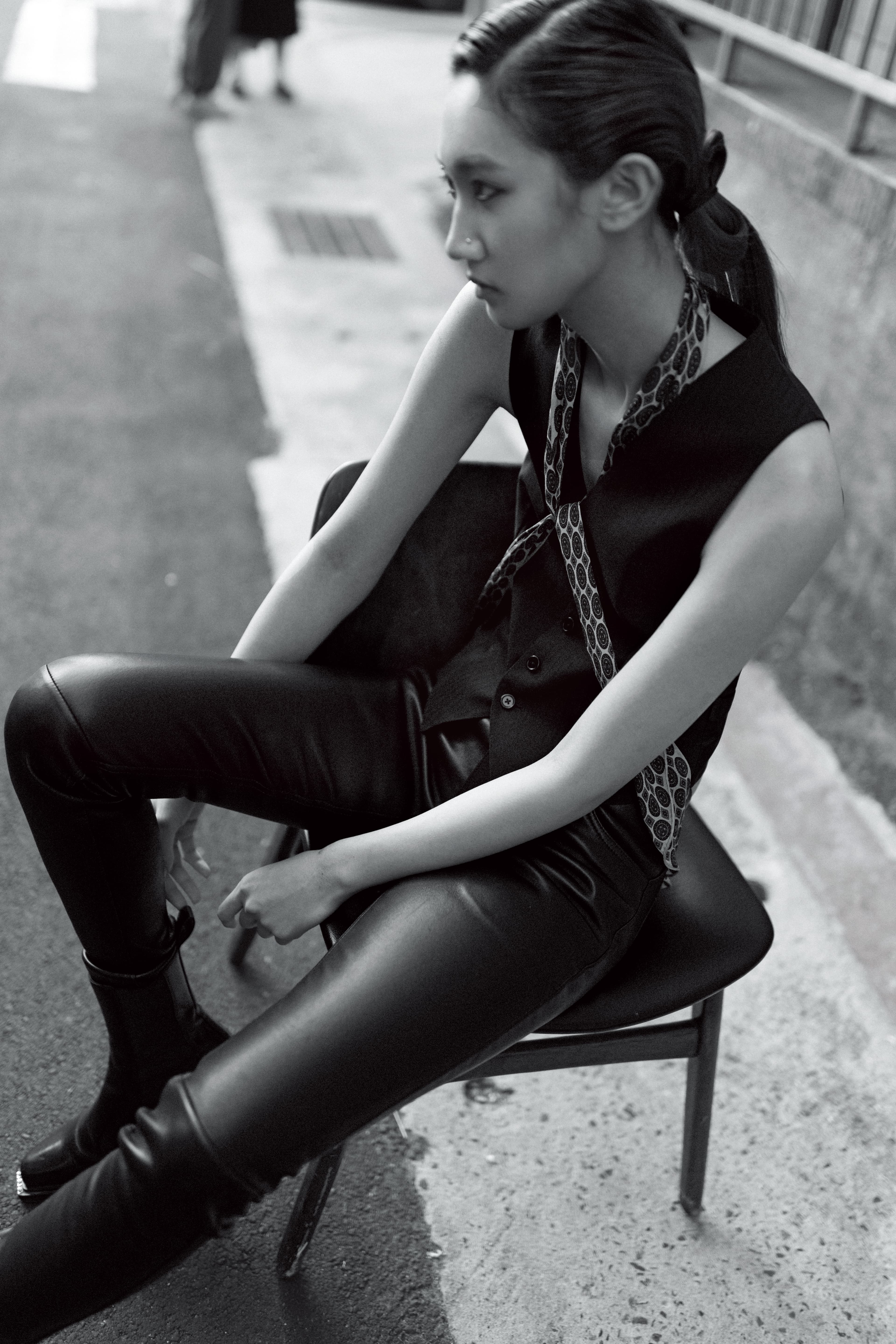 黑色西裝背心 價格店洽 by CELINE BY HEDI SLIMANE；柔軟羊皮黑色皮褲 NT$99,000 by CELINE BY HEDI SLIMANE；黑色金屬裝飾切爾西靴  價格店洽 by SANDRO ；印花絲巾 NT$17,500  by CELINE BY HEDI SLIMANE。