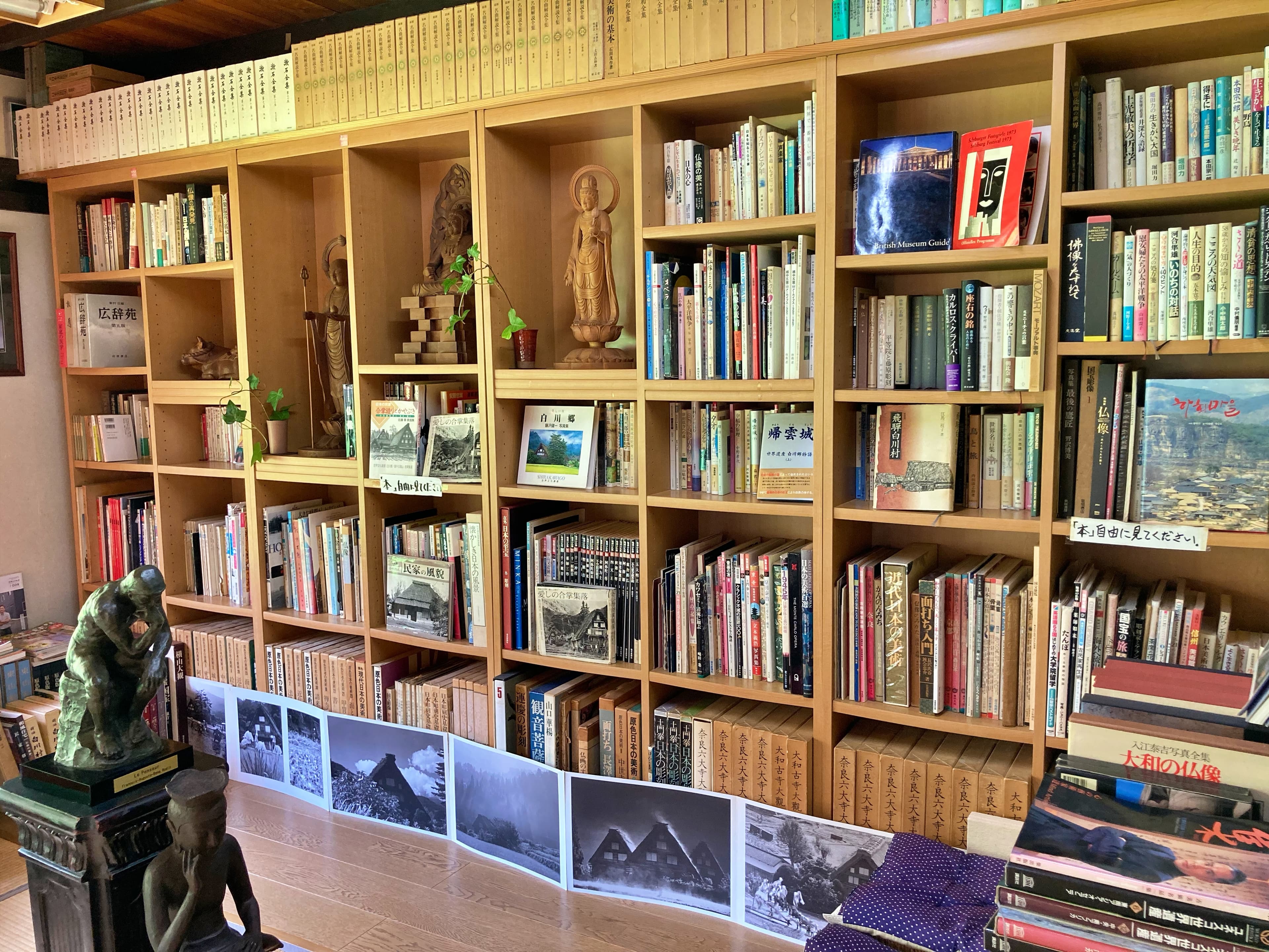 店內的書可以隨意取用閱讀。