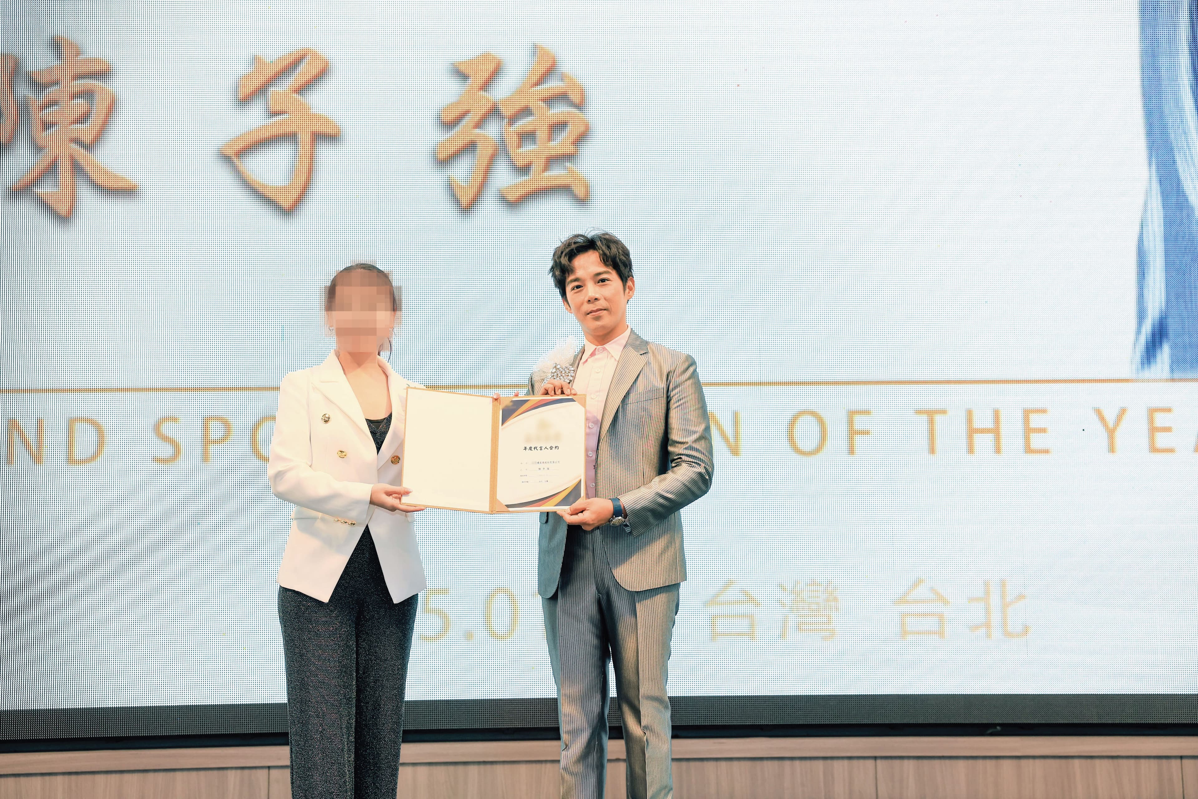 陳子強（右）與Ｂ小姐（左）相識7年，還擔任她公司的代言人。（翻攝集團官網）