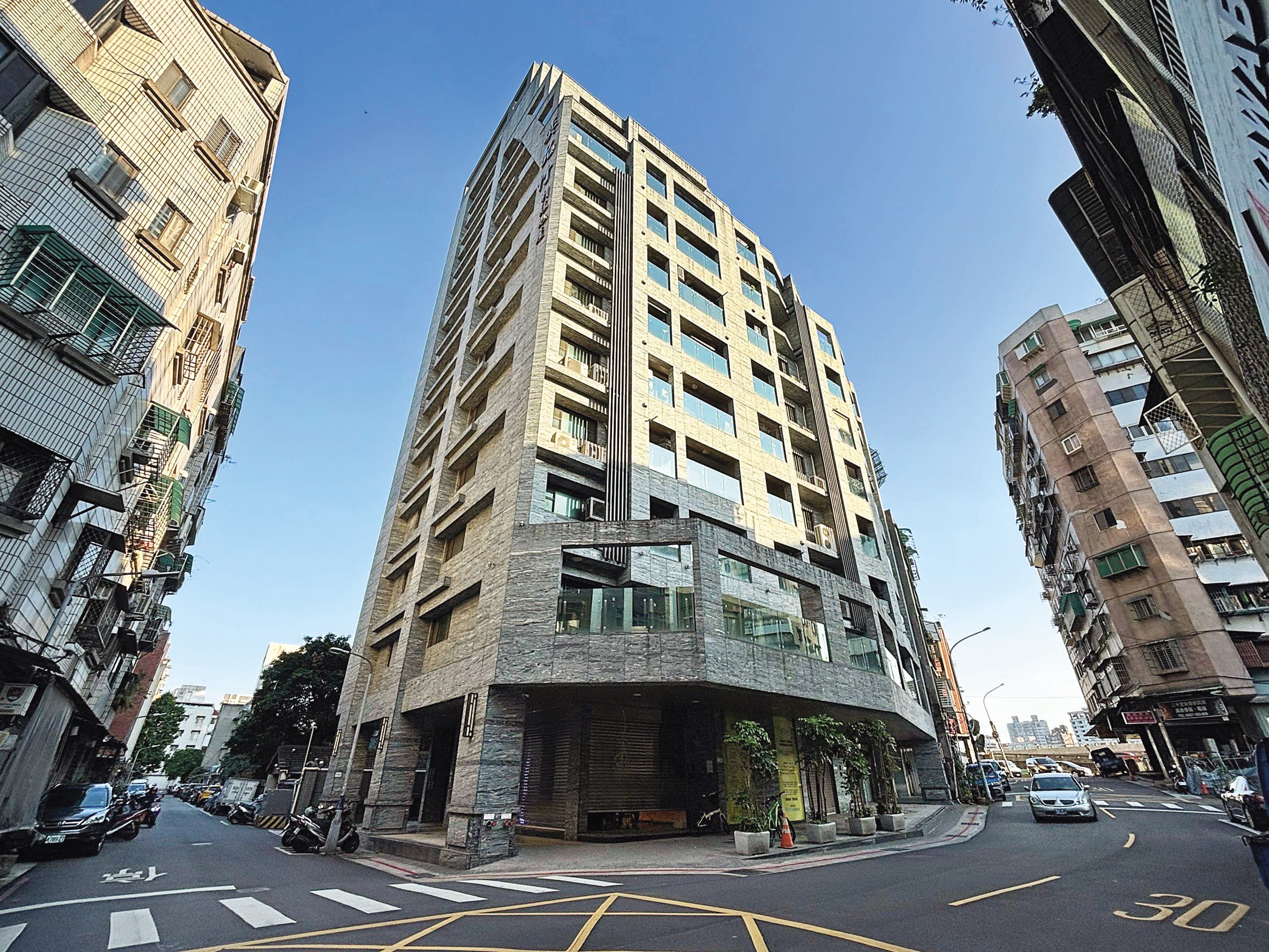 夢想入住蛋黃區的民眾,可參考台北市中正區廈門街的電梯大樓,單價7字頭即擁有燙金門牌。(台灣金聯提供)