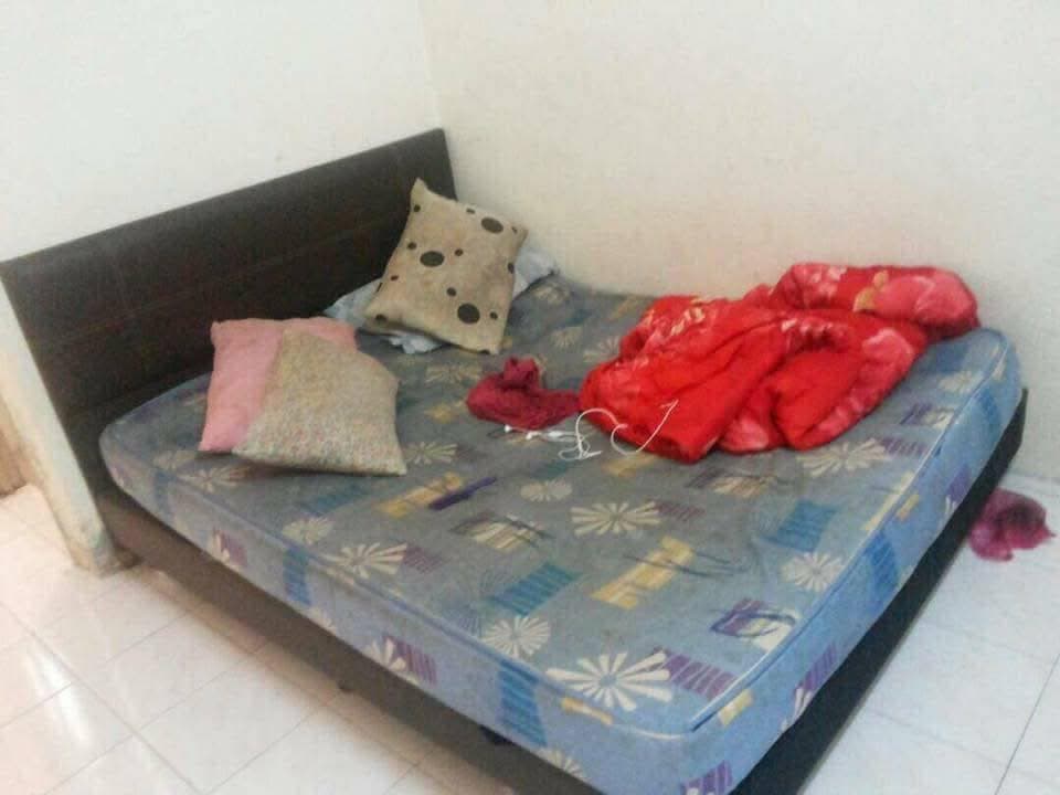 臥室裡的床鋪凌亂，棉被、枕頭、床墊都超骯髒。（翻攝「Deco Rumah Cara Kita」臉書社團）