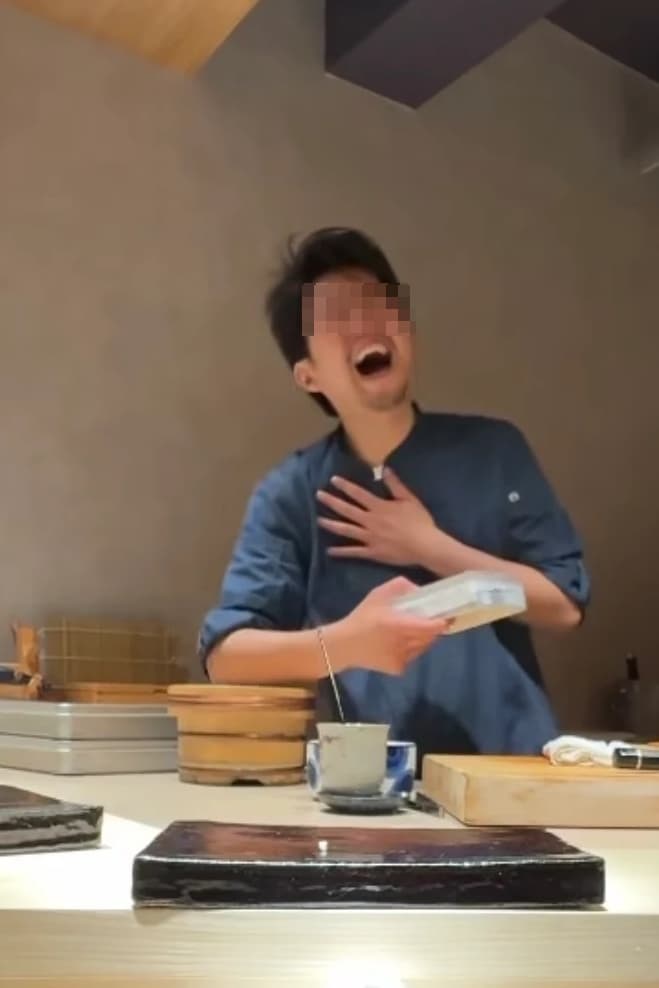 師傅喝到忘我,甚至跟客人搶酒。(翻攝自google評論區)