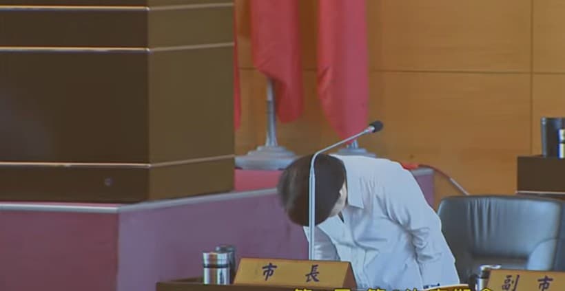 7日台中市議會施政報告，台中市長盧秀燕再度鞠躬道歉。