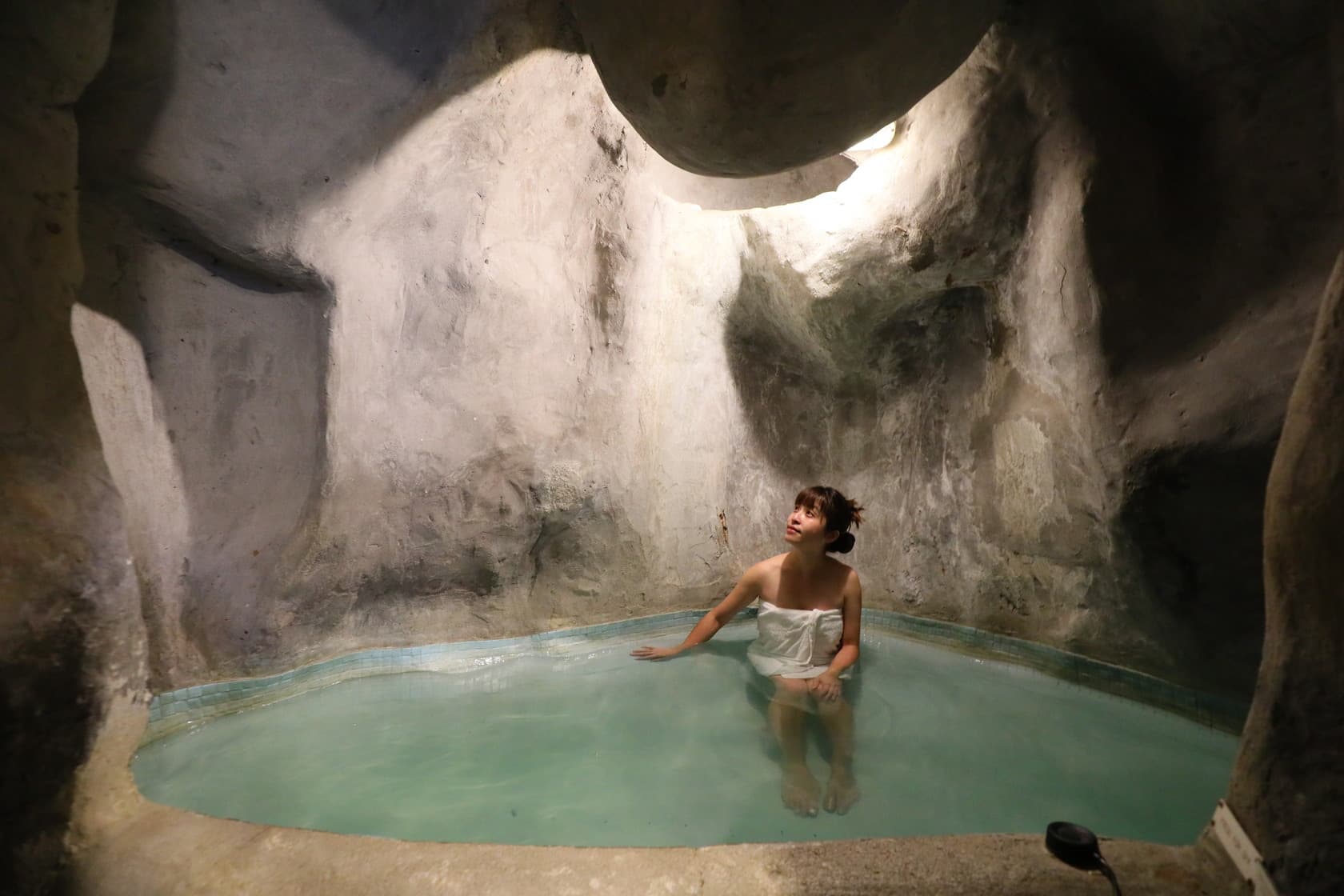 「羅吐魯阿卓越酒店」以地熱將」引來的溫泉水再加熱,並把湯屋設計成石灰岩洞窟的樣子。