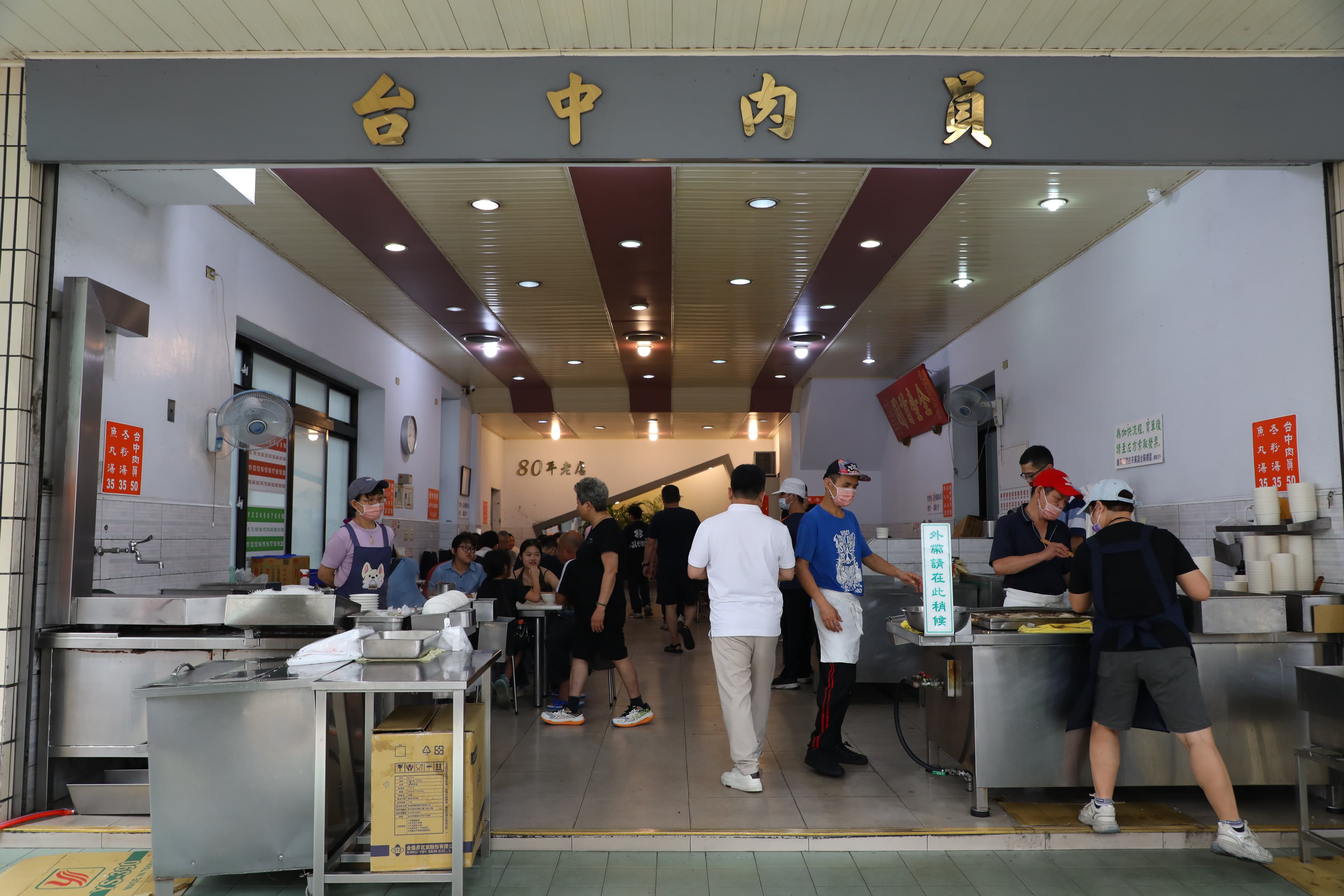台中肉員的店頭清爽乾淨,上門的都是吃了幾十年的熟客。