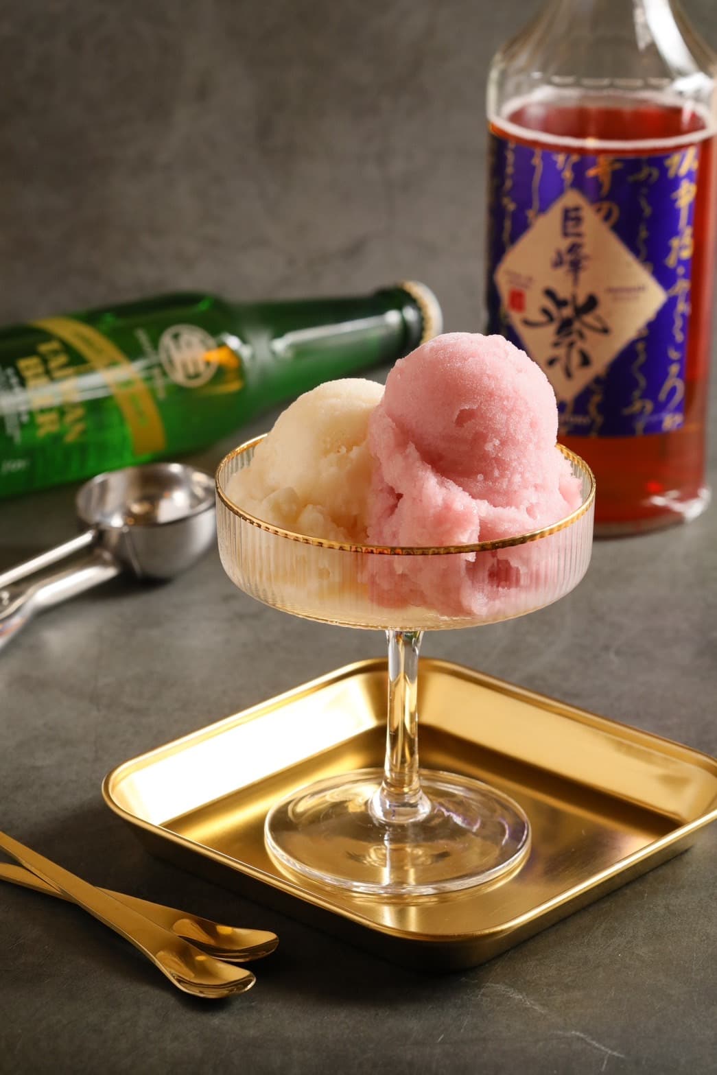 成年人就是要吃這一味!除了淡雅香甜的「紫葡萄香甜酒」,不加一滴水的「台灣生啤18天」是連外國旅客都特意前來嚐鮮的口味。(90元/單球,170元雙球)
