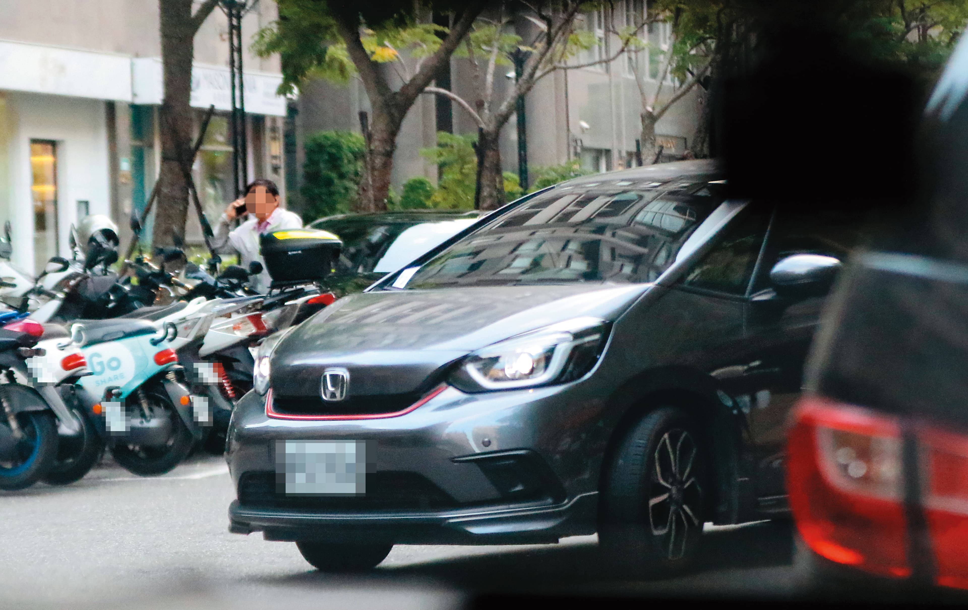 10/24,16:11,郭方儒的車從他跟邱偲琹的住處開出,是一輛黑色的本田車款。