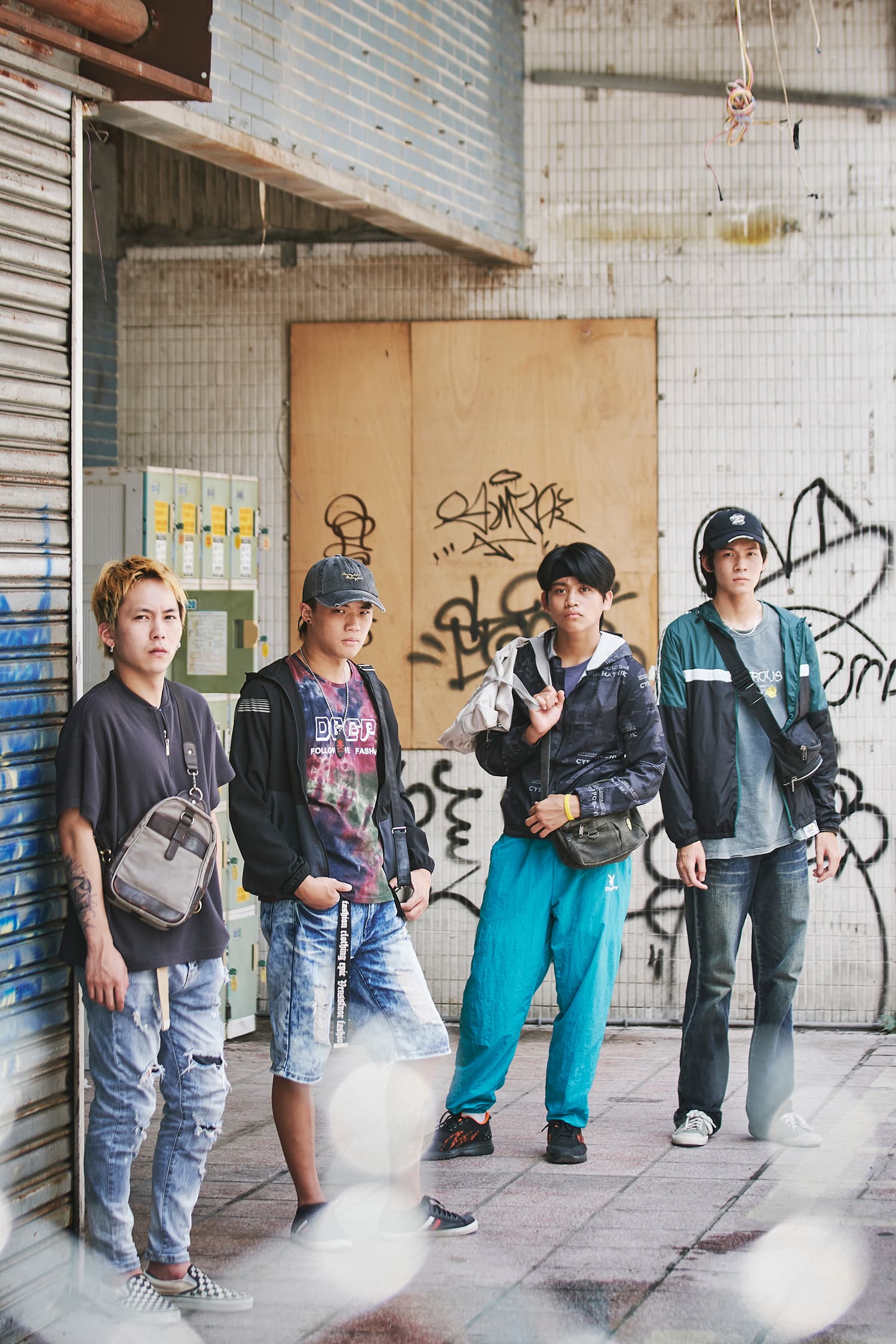 專演叛逆角色的巫建和（左1）、黃聖球（右1），在《壞男孩》中首度合體，聯手潘親御（左2）及鍾家駿（右2）一起使壞。（好勁影業提供）