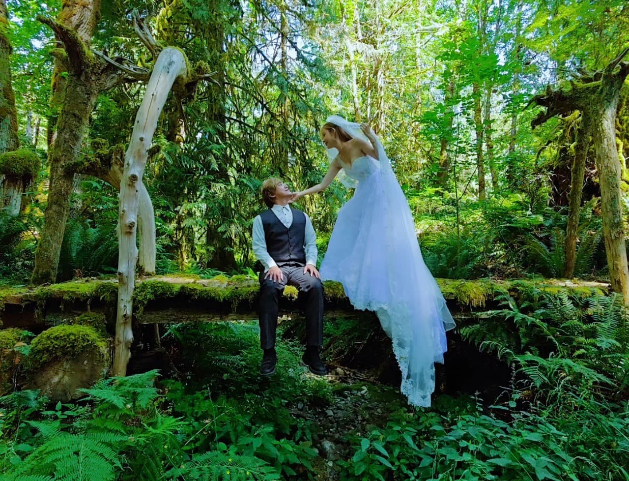 孟慶而在社群公開森林系絕美婚紗照。(蕾絲娃娃法式手工婚紗、老爺西服提供)