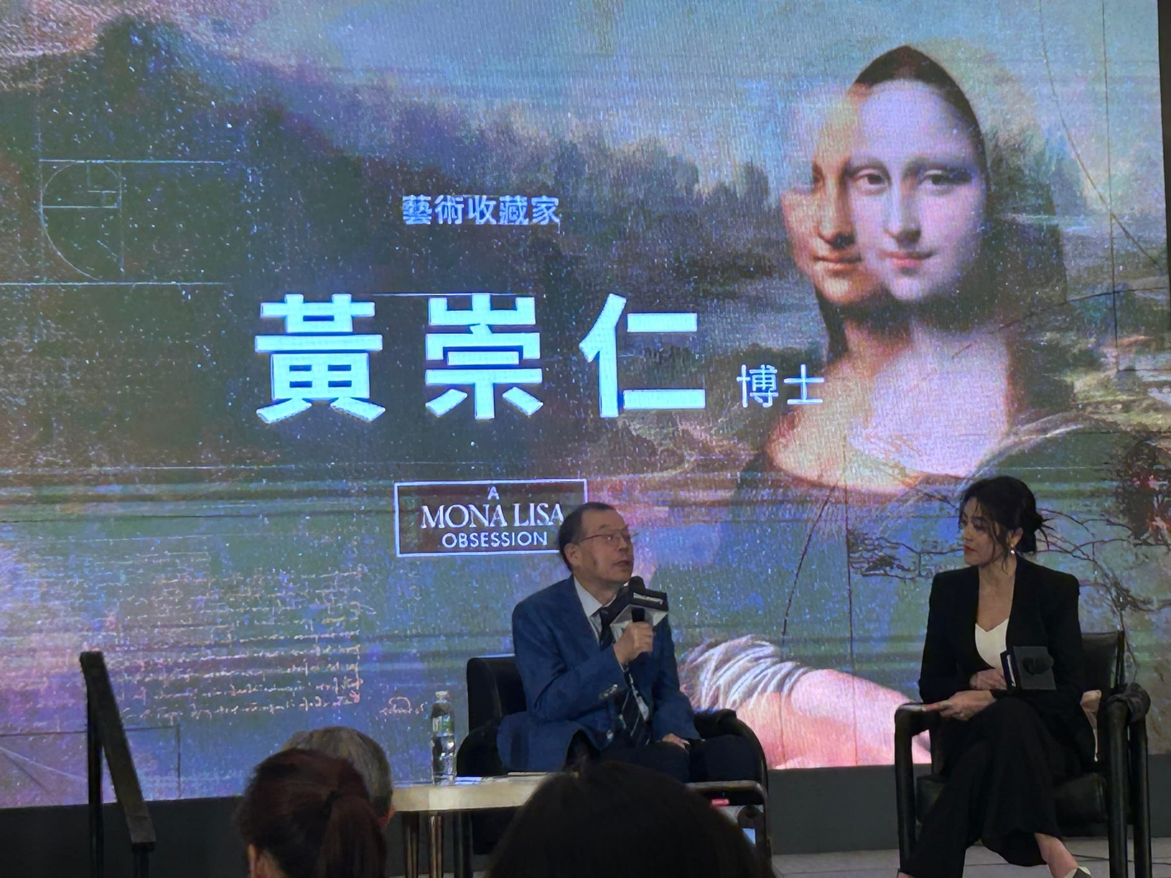 黃崇仁（左）分享自己收藏畫作的故事。