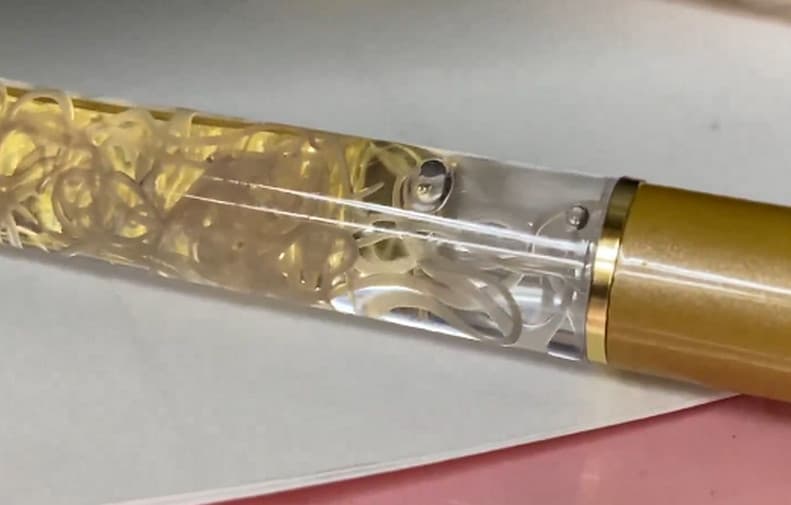 業者透露產量完全取決於當日捕獲的魚量,如果捕魚不夠多,可能一週都產不出一支筆。(翻攝X@tannokasa5)