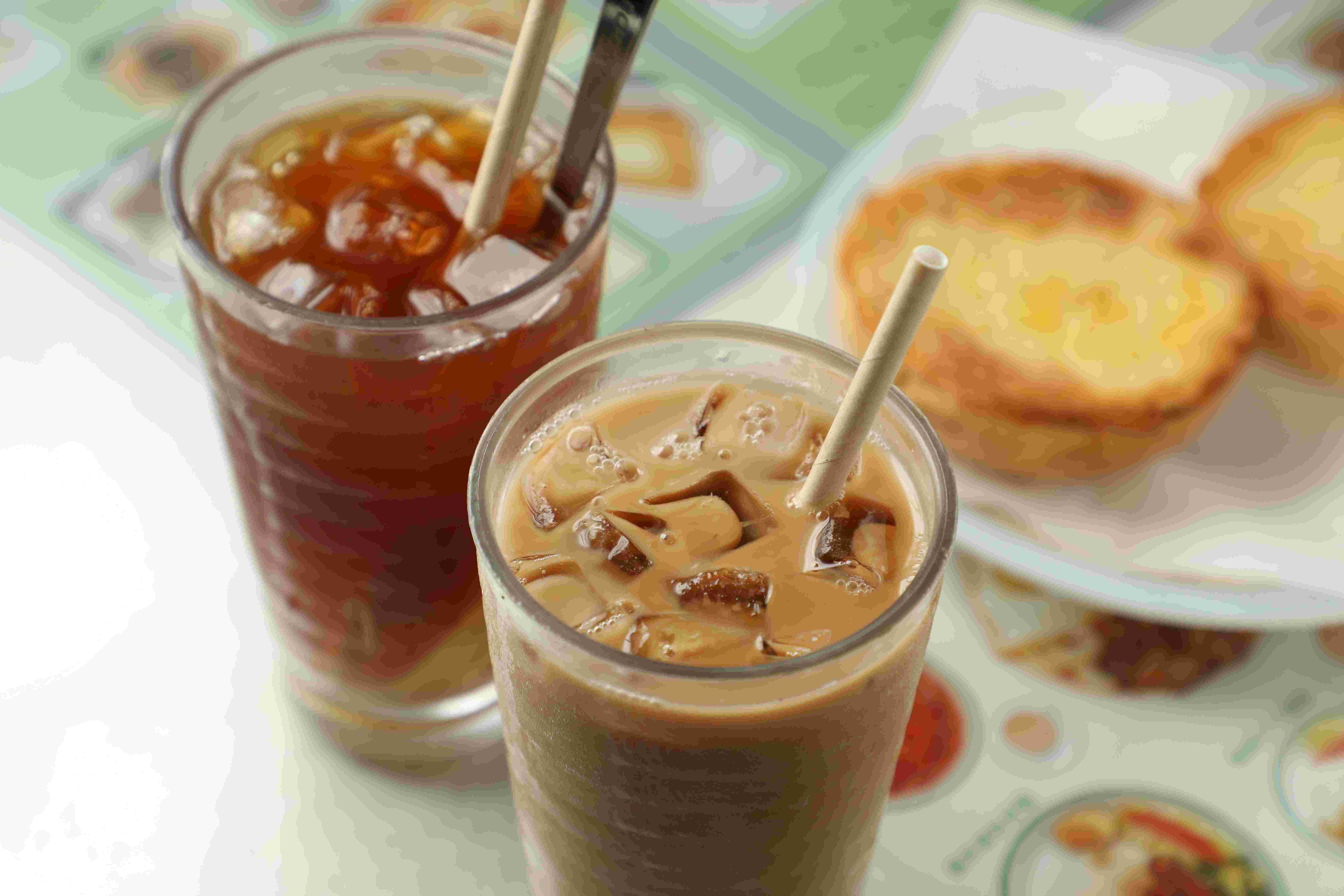 冰凍的「絲襪奶茶」(前)與「西檸檬茶」(後)是炎熱高溫下的救贖。(皆港幣28元/杯,約NT$114)