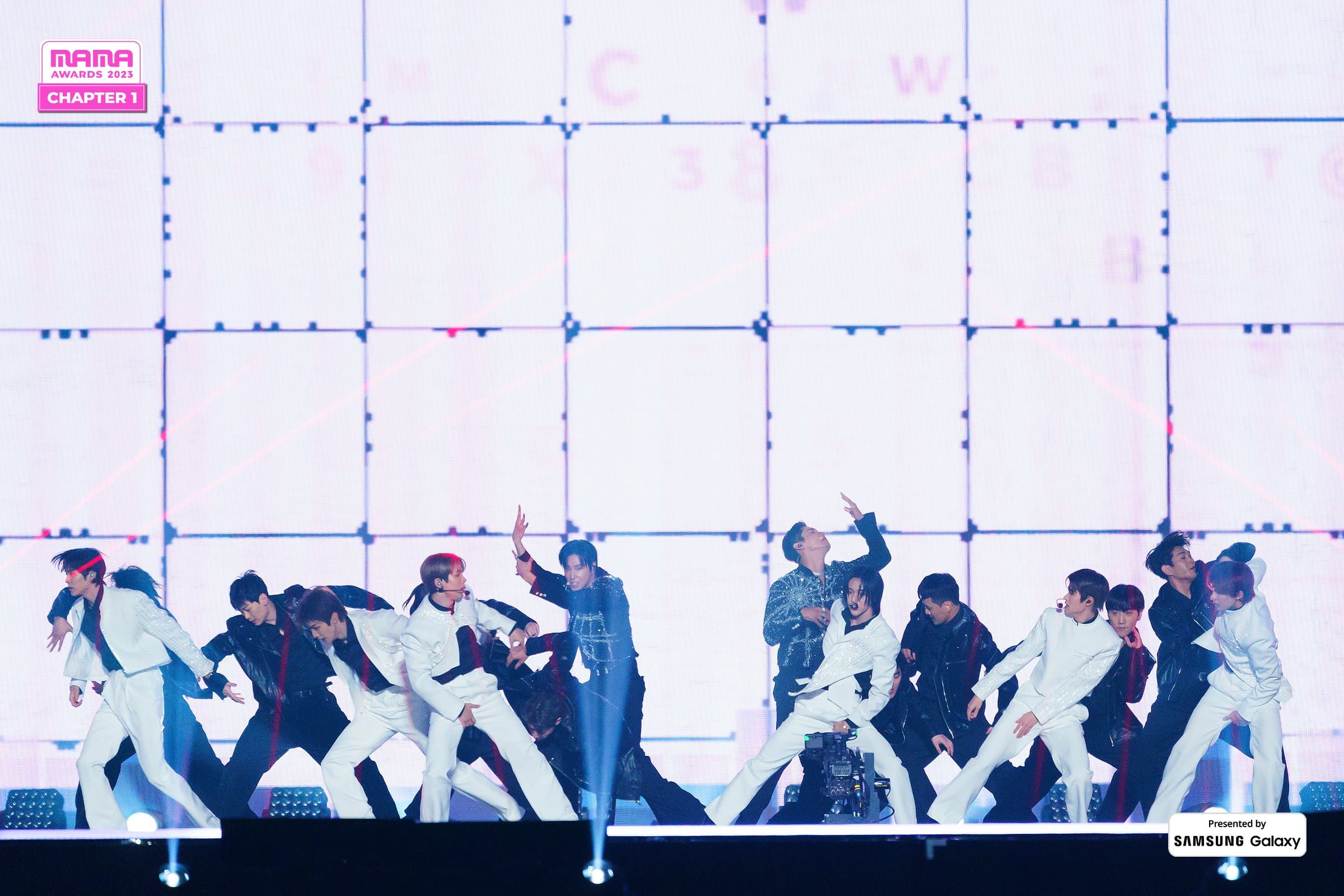 東方神起與師弟RIIZE在MAMA合體表演經典歌〈Rising Sun〉。(翻攝MAMA AWARDS X)