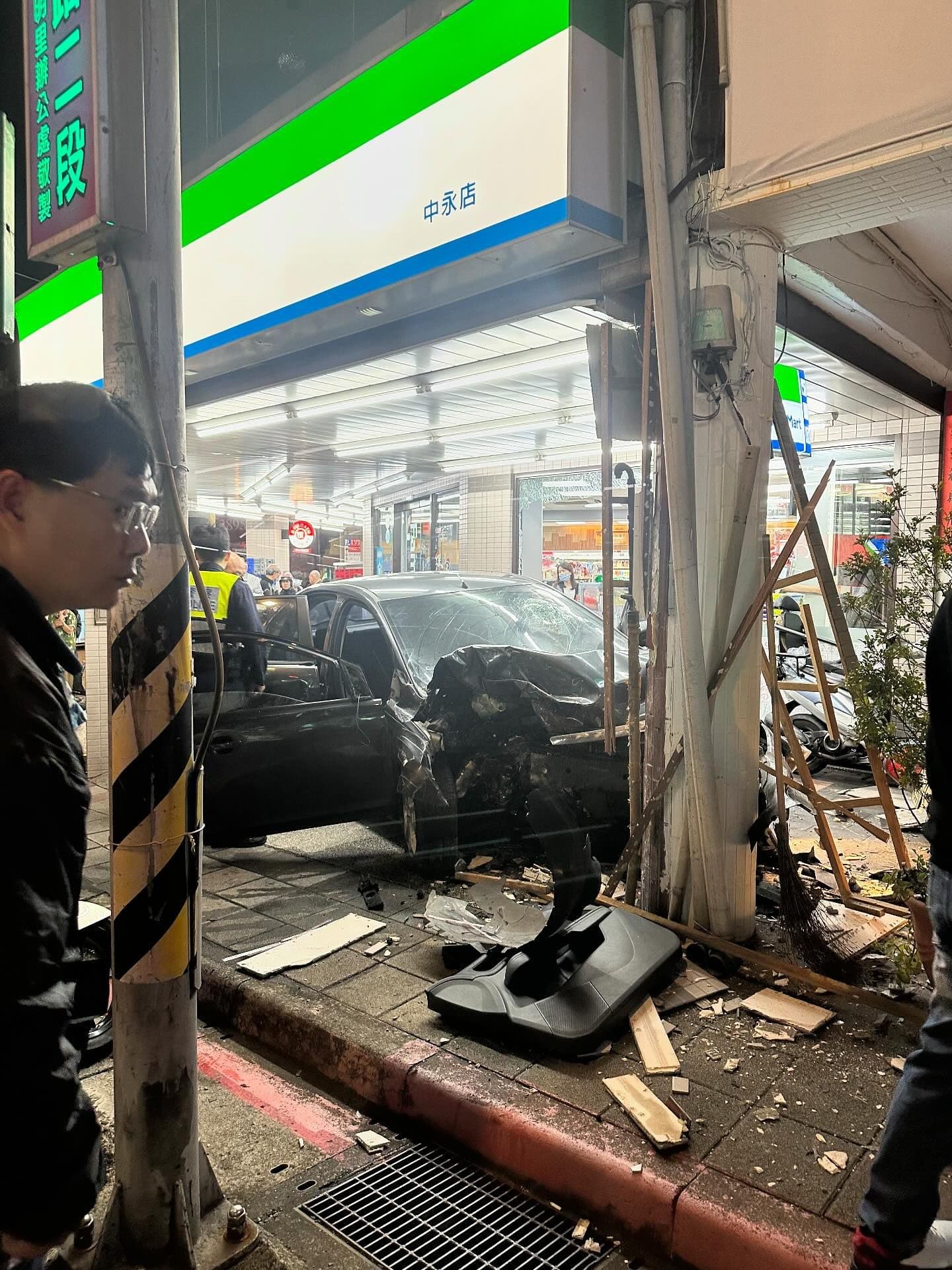 無辜被波及的超商自動門及落地玻璃全毀，店內一片狼藉。（翻攝畫面）