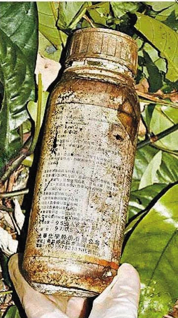 檢警在劉志勤、林真米的遺骸附近發現農藥罐,研判2人應是服毒自盡。(翻攝畫面)
