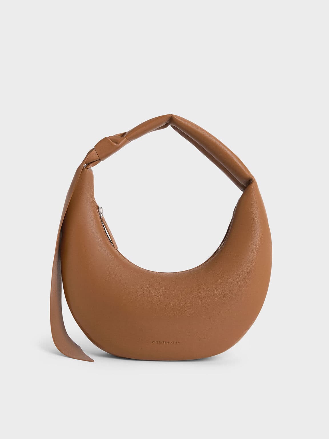 Toni大型軟扭結流浪包。NT$2,990(CHARLES & KEITH提供)