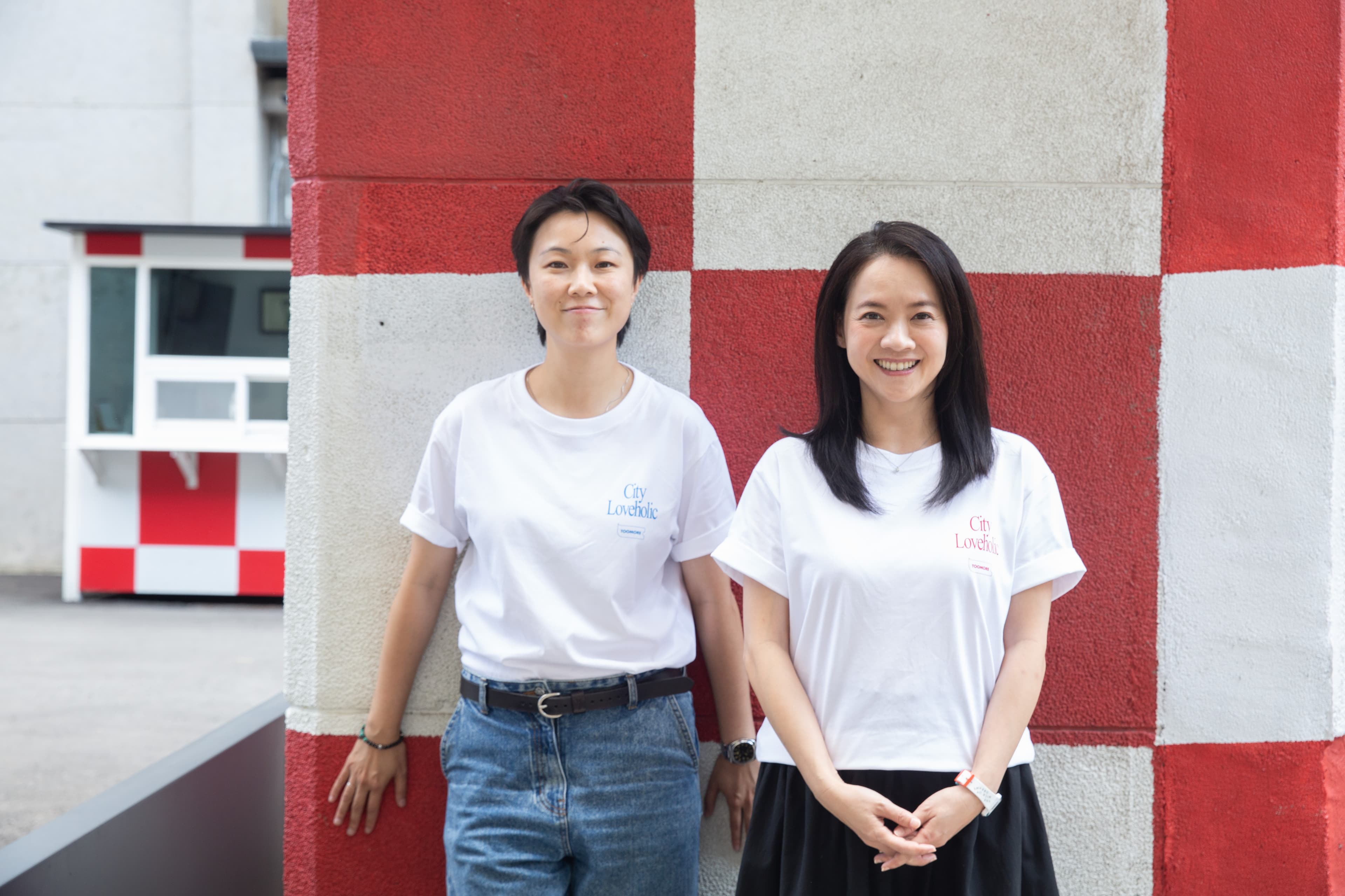 曾寶儀（右）首度擔任監製，與製片馬君慈（左）共同打造電影《愛情城事》。