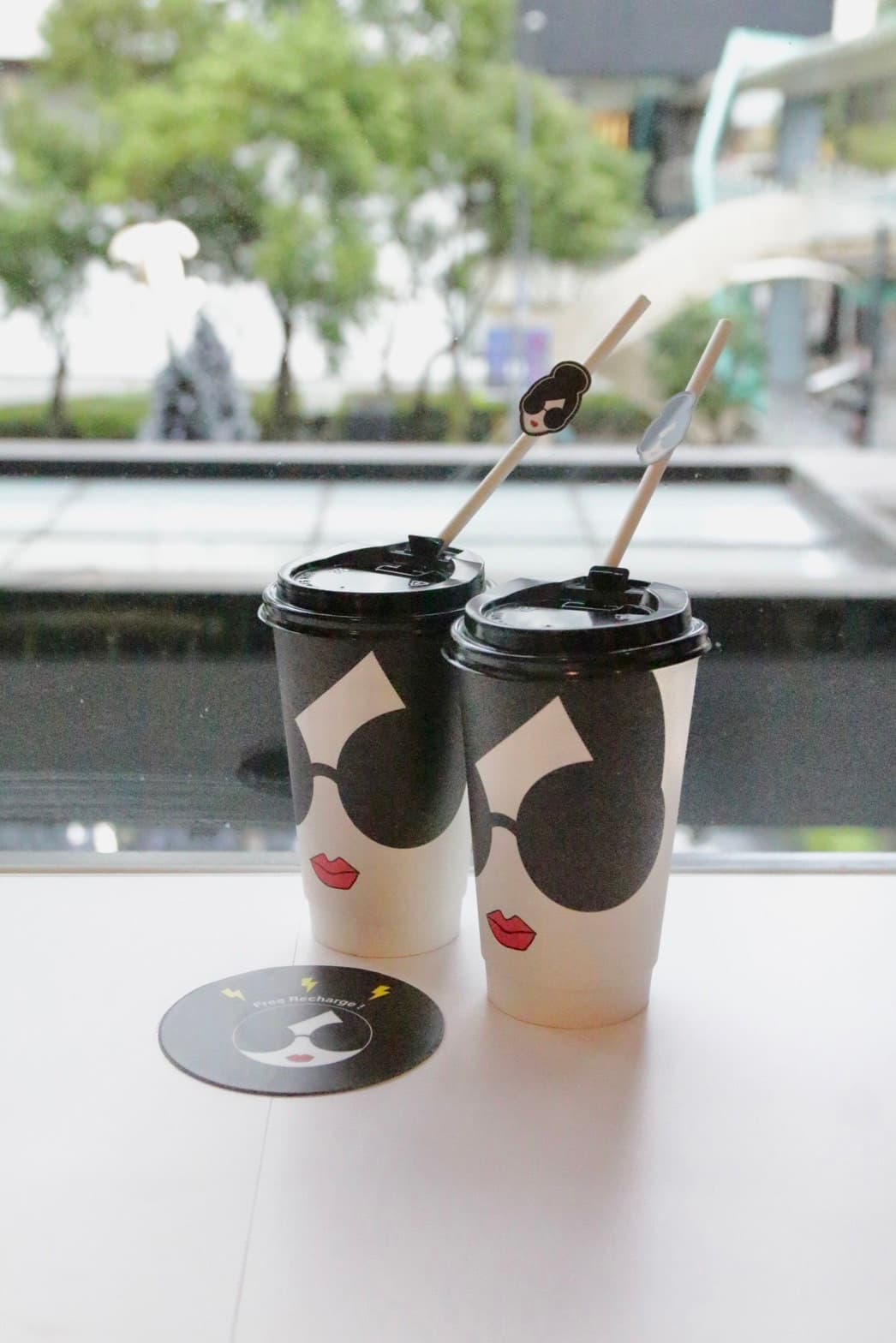 alice + olivia café的外帶杯與吸管根本可愛頂標,帶杯咖啡走在路上直接成為時尚配備。