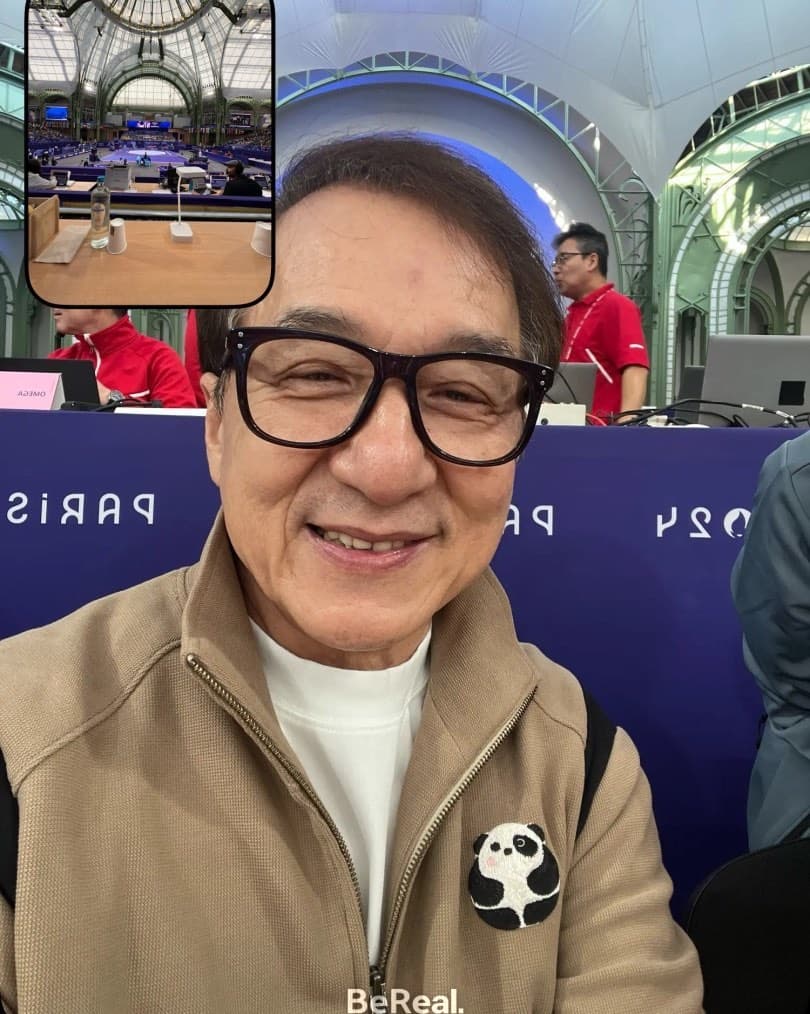 成龍在跆拳道賽事開始擔任「三擊棍」的嘉賓,隨後在頒獎階段也現身向選手道賀。(翻攝自臉書Paralympic Games)