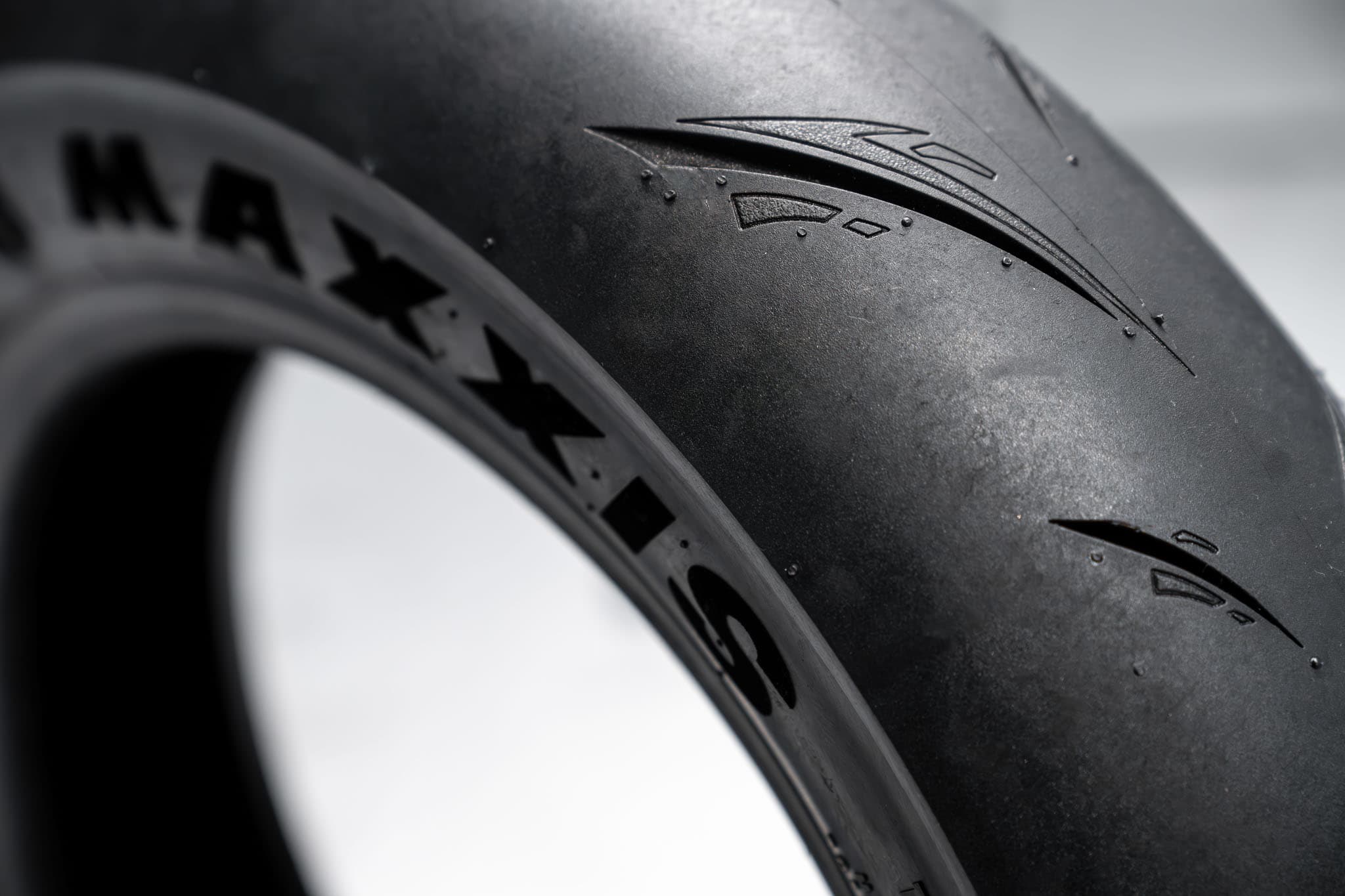 S98R Radial 導入RADIAL輻射結構與軟Q胎體設計