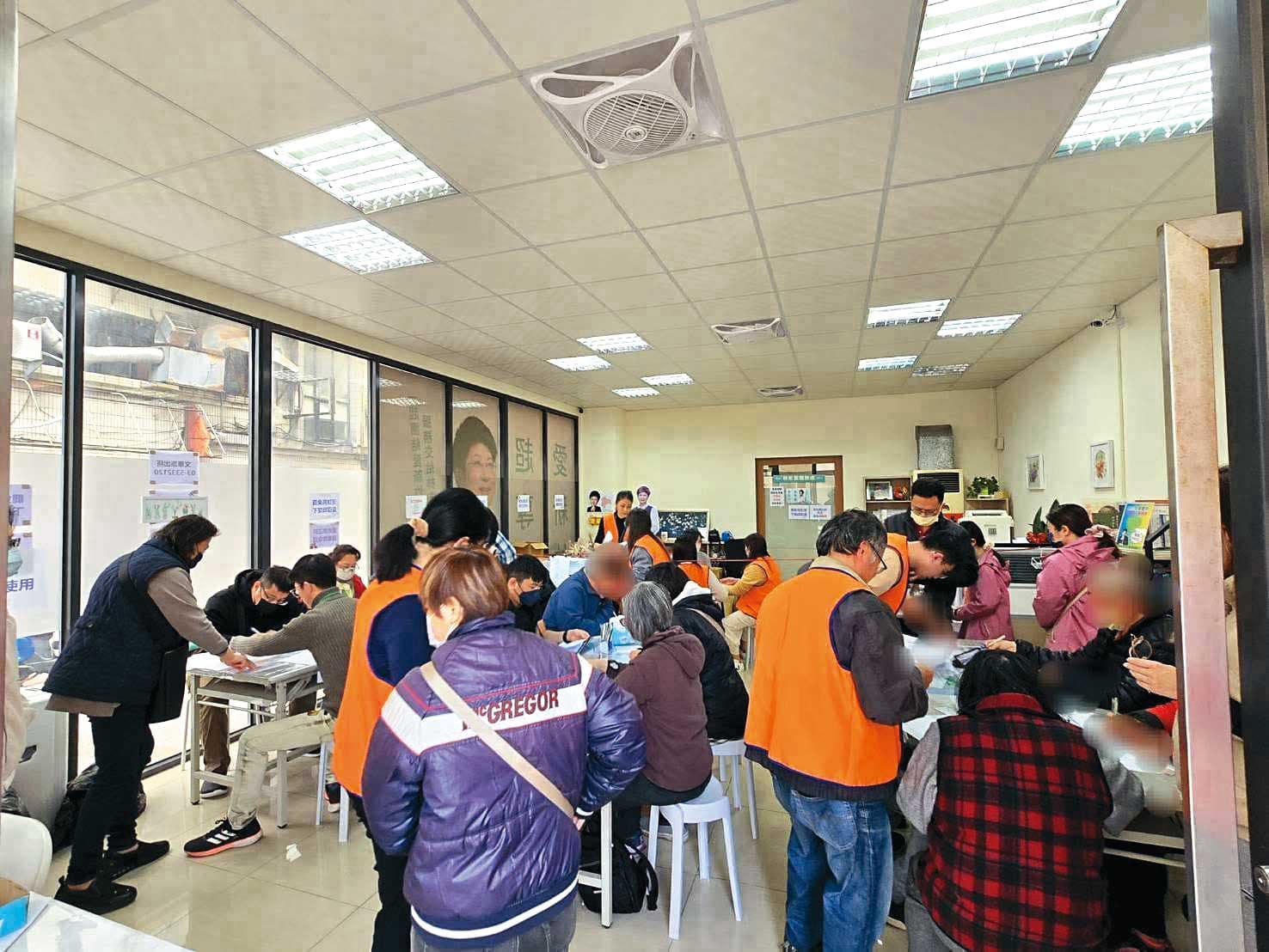 新竹罷免活動近來也傳出資金紛擾，後來罷團迅速定調不募款。圖為新竹市罷免連署站。（翻攝林志潔臉書）
