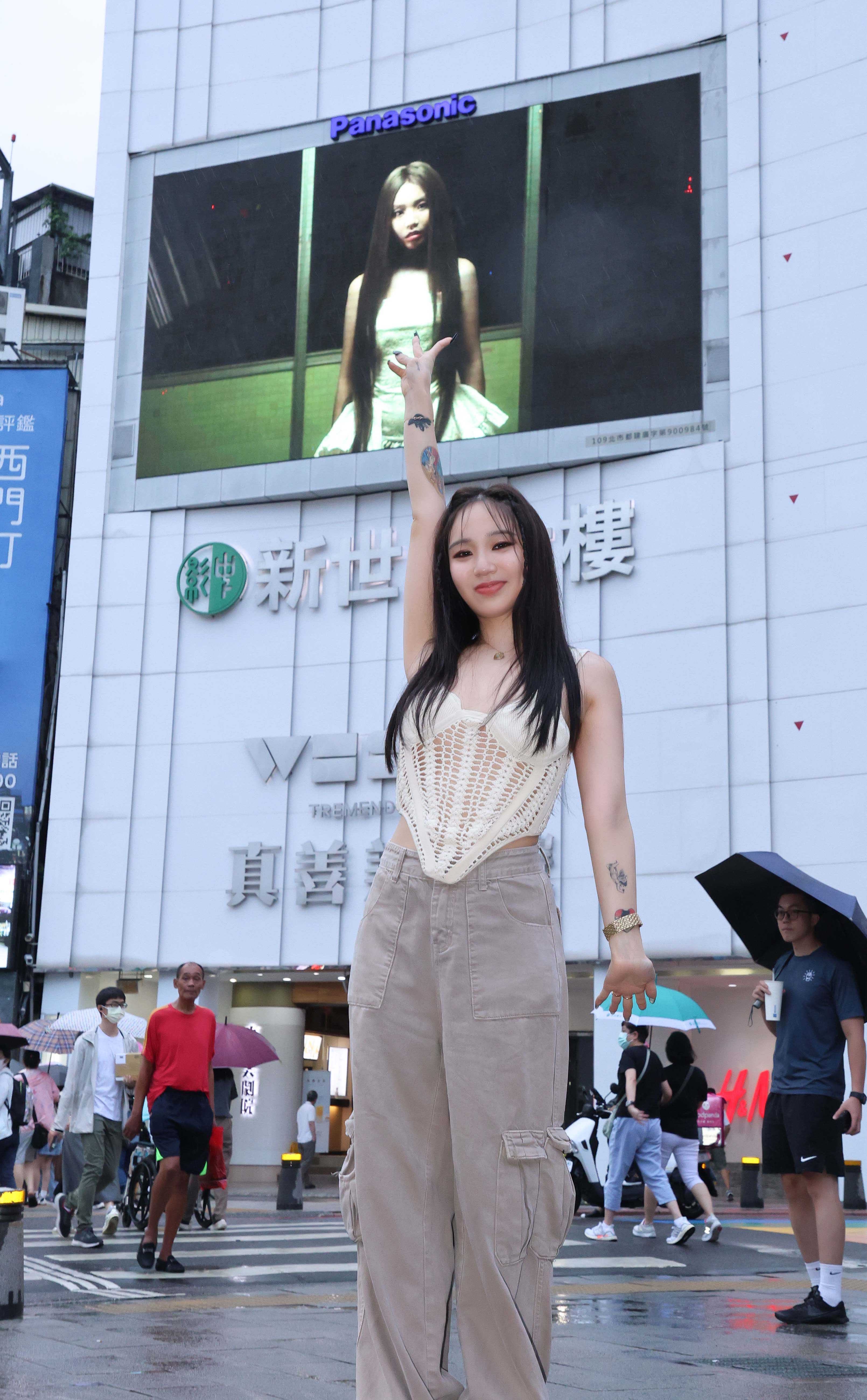 陳芳語為專輯CF登上西門六號出口1千吋巨幕和Spotify「EQUAL封面人物」巨型螢幕雙重造勢。(華風數位提供)