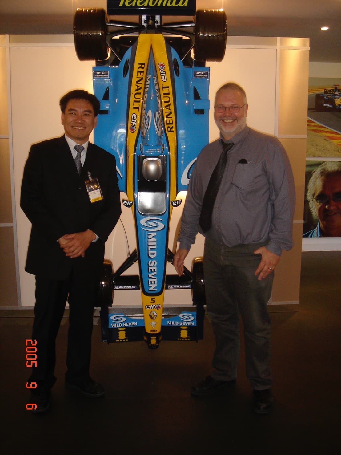 2005年雷諾汽車邀請翁冠群(左)到F1研發基地,討論碳纖維剎車系統結構製造問題,他欣然答應,並與負責人(右)合照。(翁冠群提供)