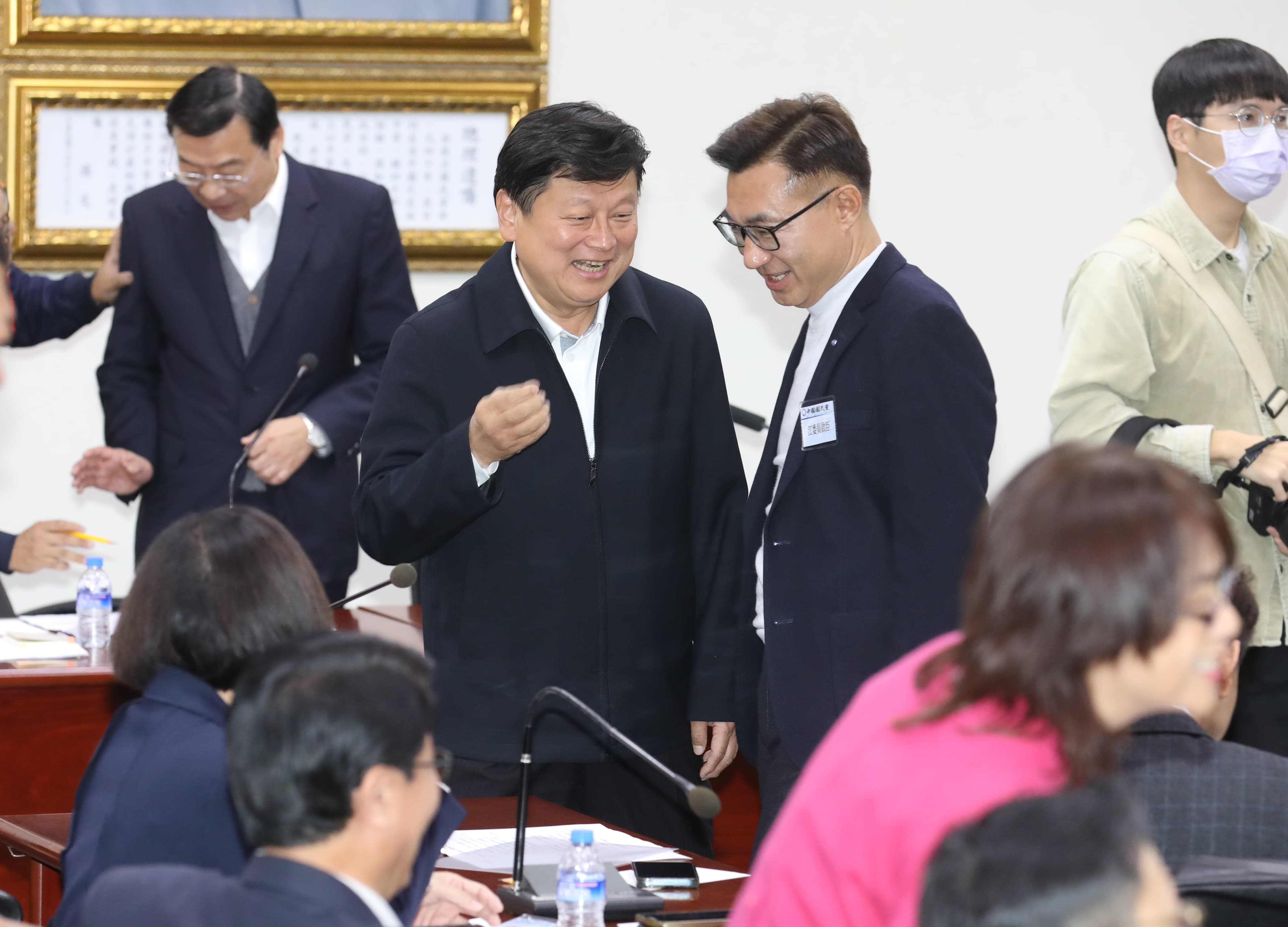 傅崐萁今突表態支持「韓江配」,退出立院龍頭之爭。