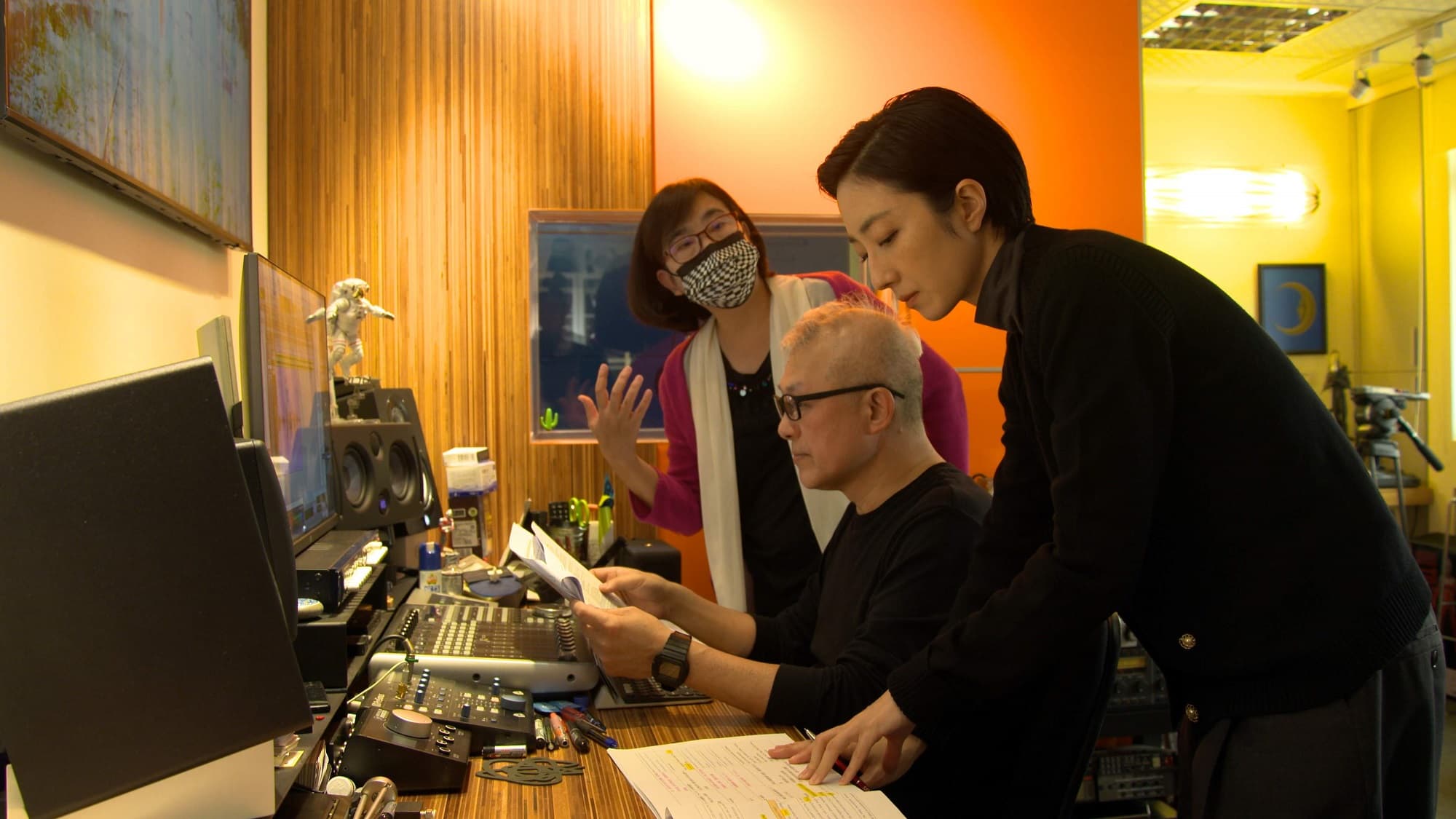 桂綸鎂（右起）與旁白錄音師高申隆、製作人施悅文在錄音室進行錄音討論。（公視提供）